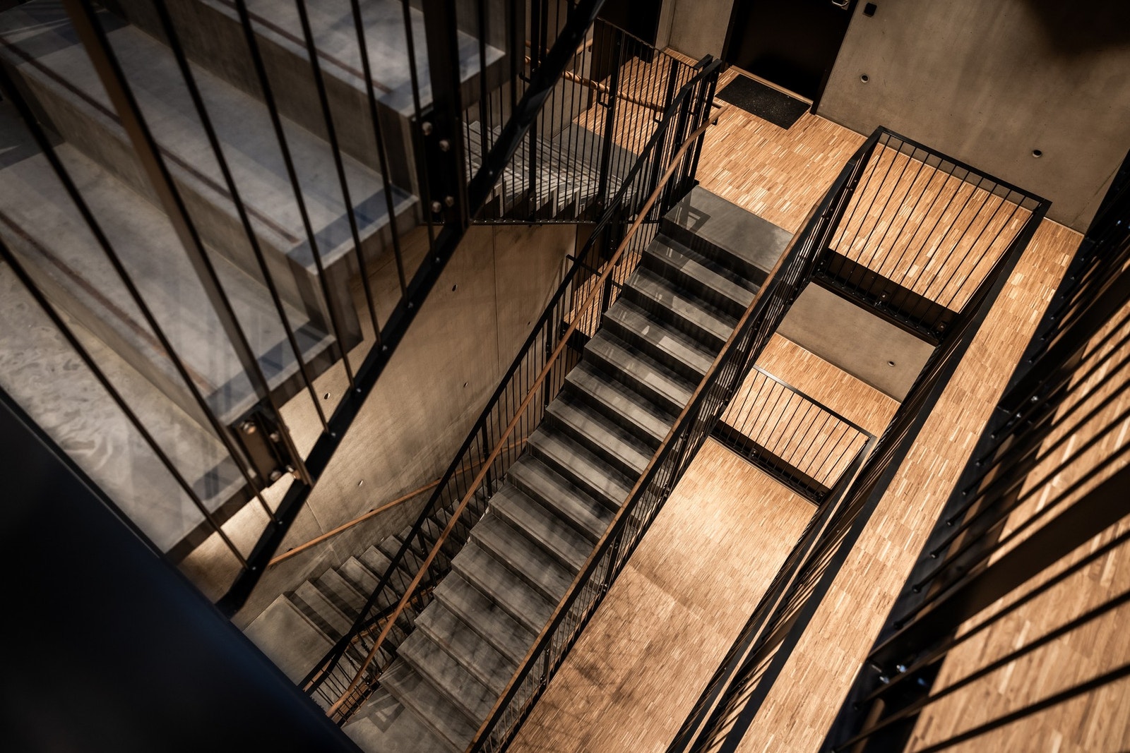 Felles trapperom er lyst og moderne utformet, med materialvalg og utførelse i tråd med byggets høye standard. Galleribilde