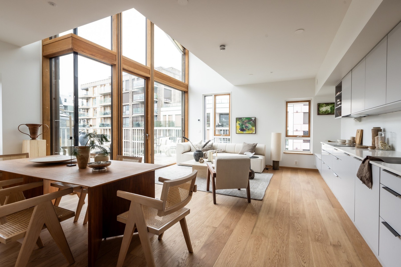 Sosial og åpen stue- og kjøkkenløsning m/spiseplass. Galleribilde