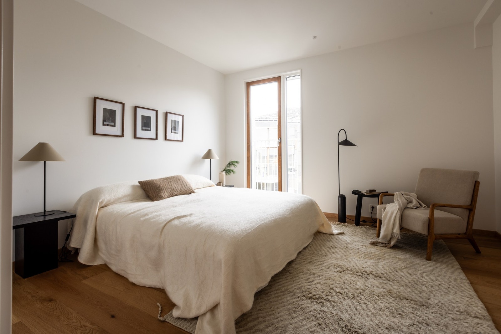 Begge soverom har parkettbelagte gulv, malte vegger og malte himlingsflater. Galleribilde