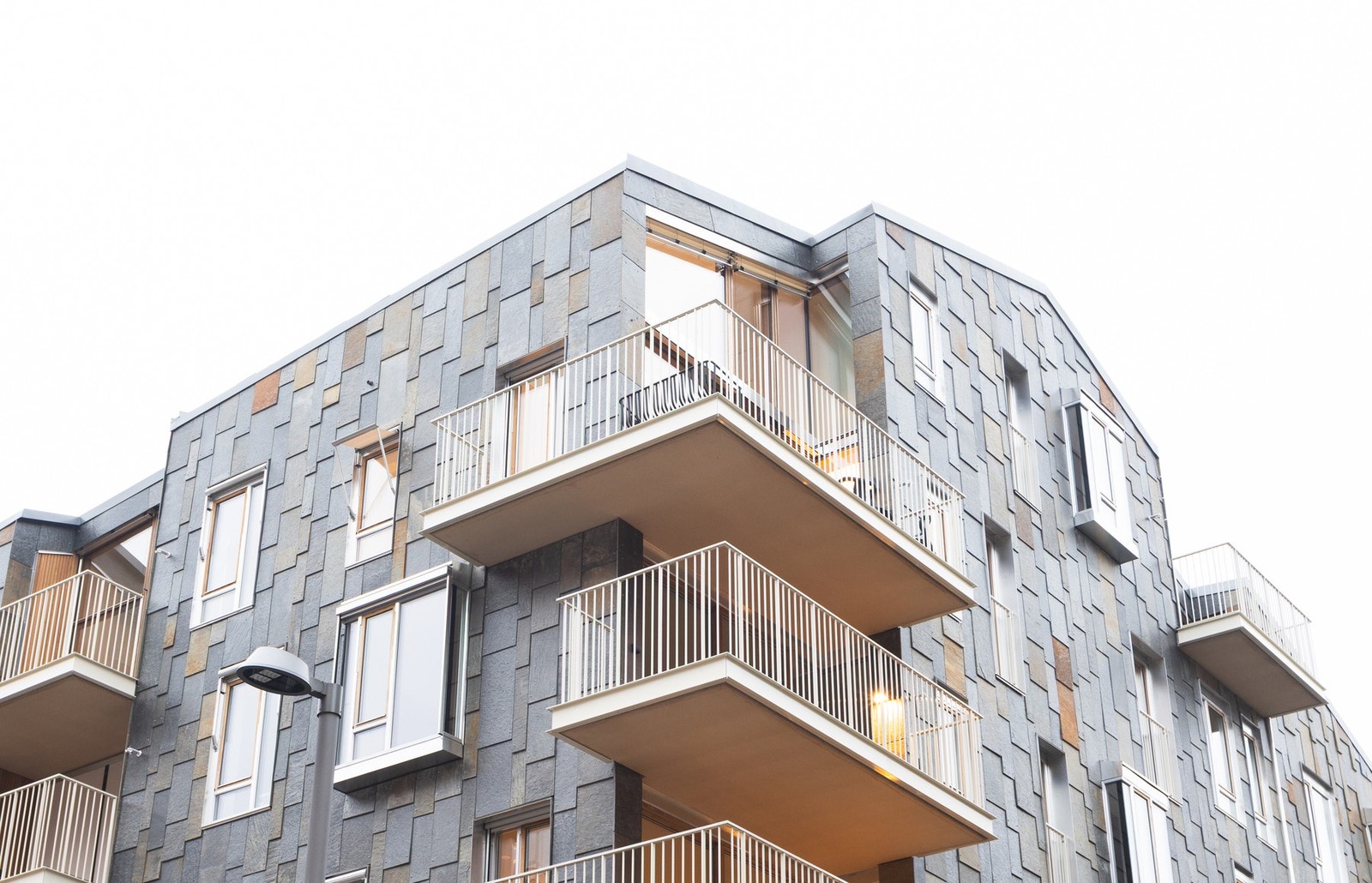 Balkongen er utført i metallkonstruksjon med rekkverk av metall, målt til 120 cm høyde. Galleribilde