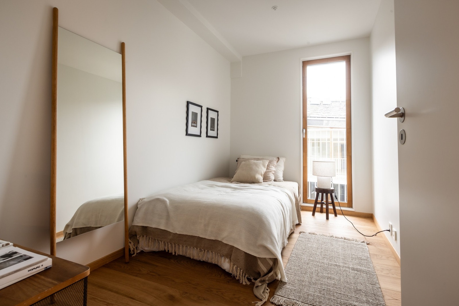 Vinduer med trelags glass gir god isolasjon og et støysvakt innemiljø. Galleribilde