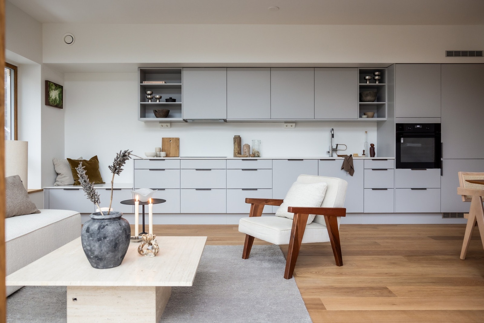 Kjøkkenet er utstyrt med integrerte hvitevarer - kjøl/frys, komfyr i høyskap, oppvaskmaskin og nedfelt platetopp - samt ventilator i overskap. Galleribilde