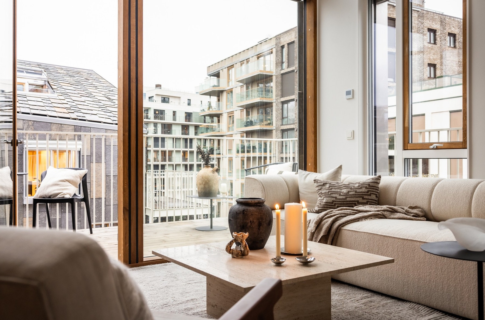 Fra stuen er det utgang til en nordøstvendt balkong på ca. 13 m². Galleribilde