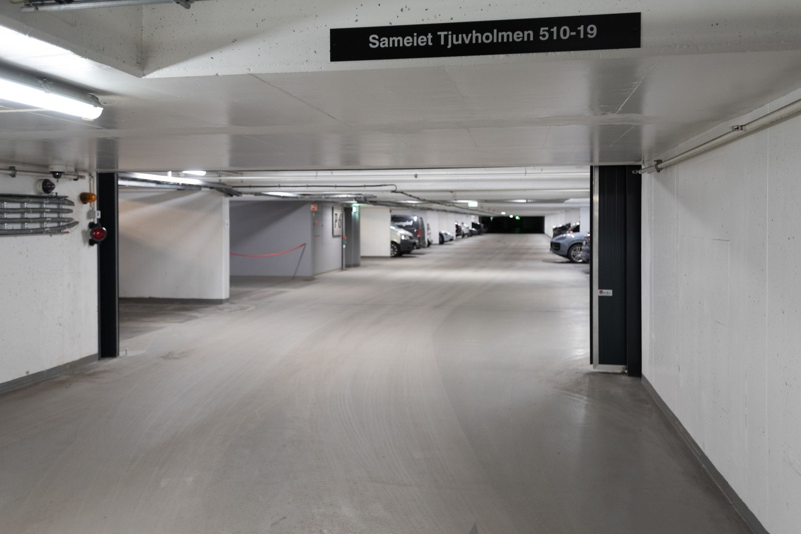 Garasjeplassen er tilknyttet et eget veldrevet garasjesameie. Galleribilde