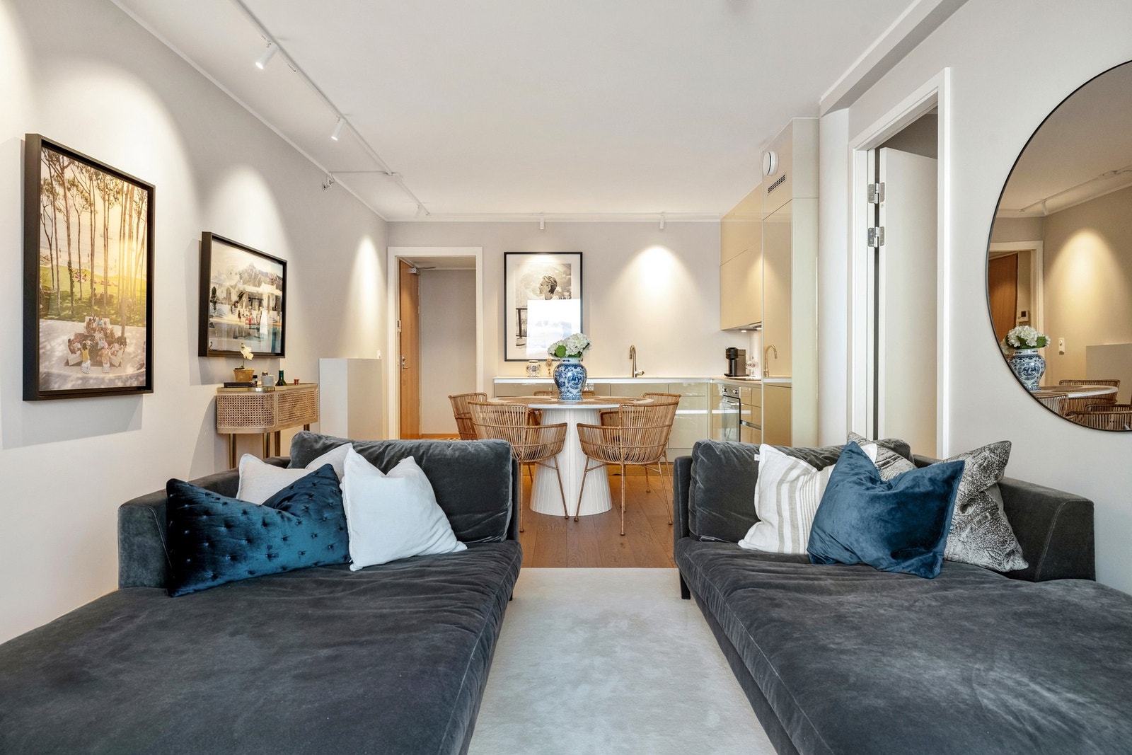 Det er god plass til sofasalong i den ene delen av stuen Galleribilde