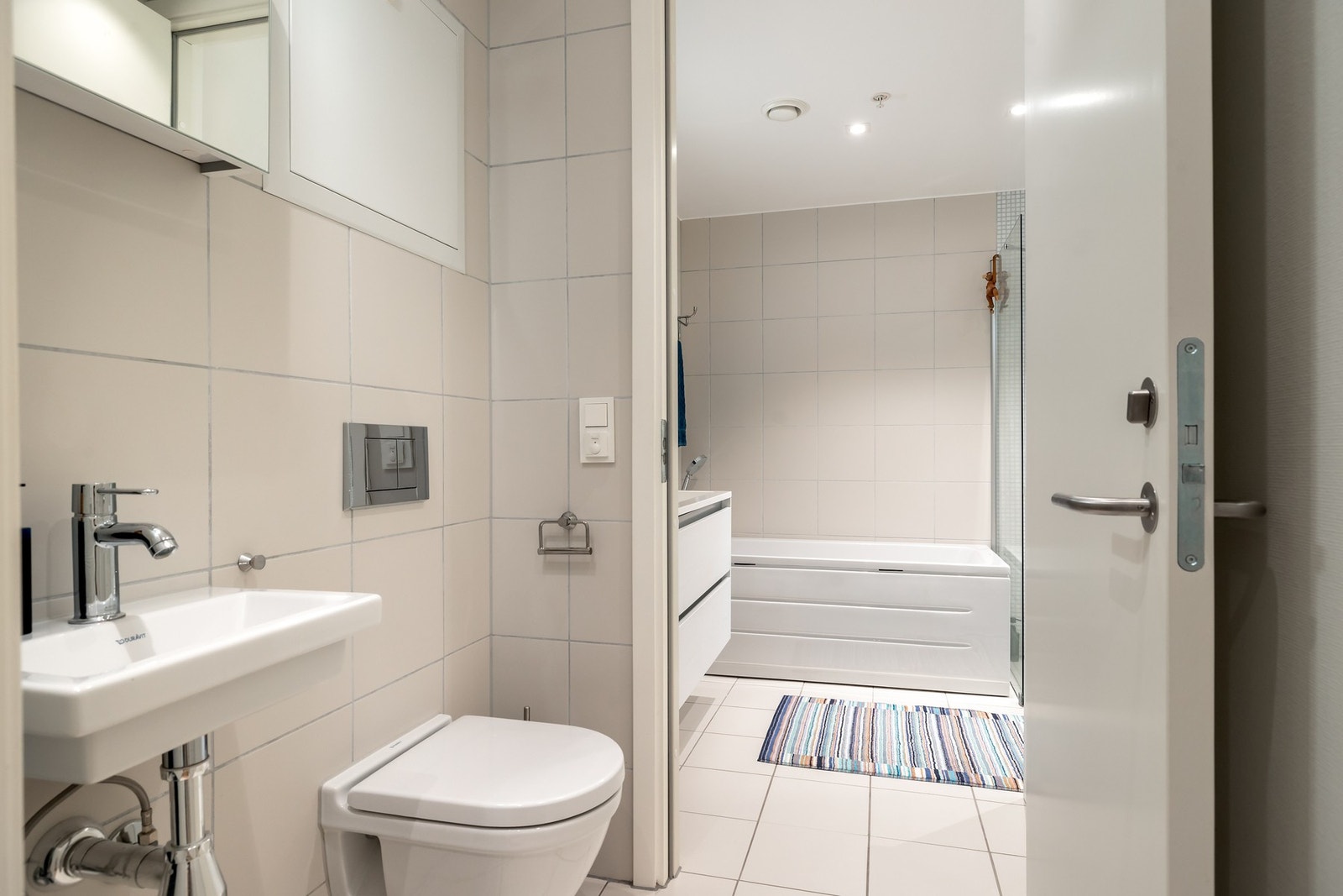 Toalettet er praktisk plassert i eget rom mellom baderommet og entreen. Galleribilde