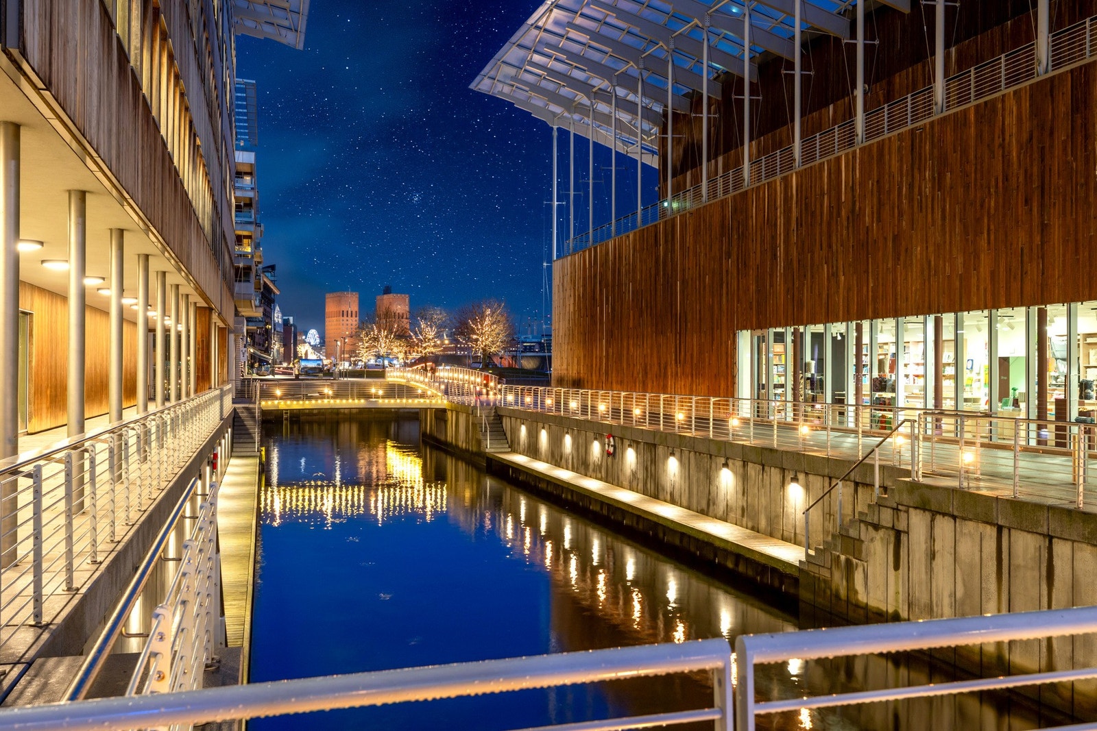 Selve masterplanen for utbyggingen av Tjuvholmen ble utformet av arkitekt-nestor Niels Torp. Med utgangspunkt i denne planen har utviklerne kunnet kontrahere arkitekter med ulike uttrykk. Det skaper variasjon og sørger for at opplevelsen av et stort utbyg Galleribilde