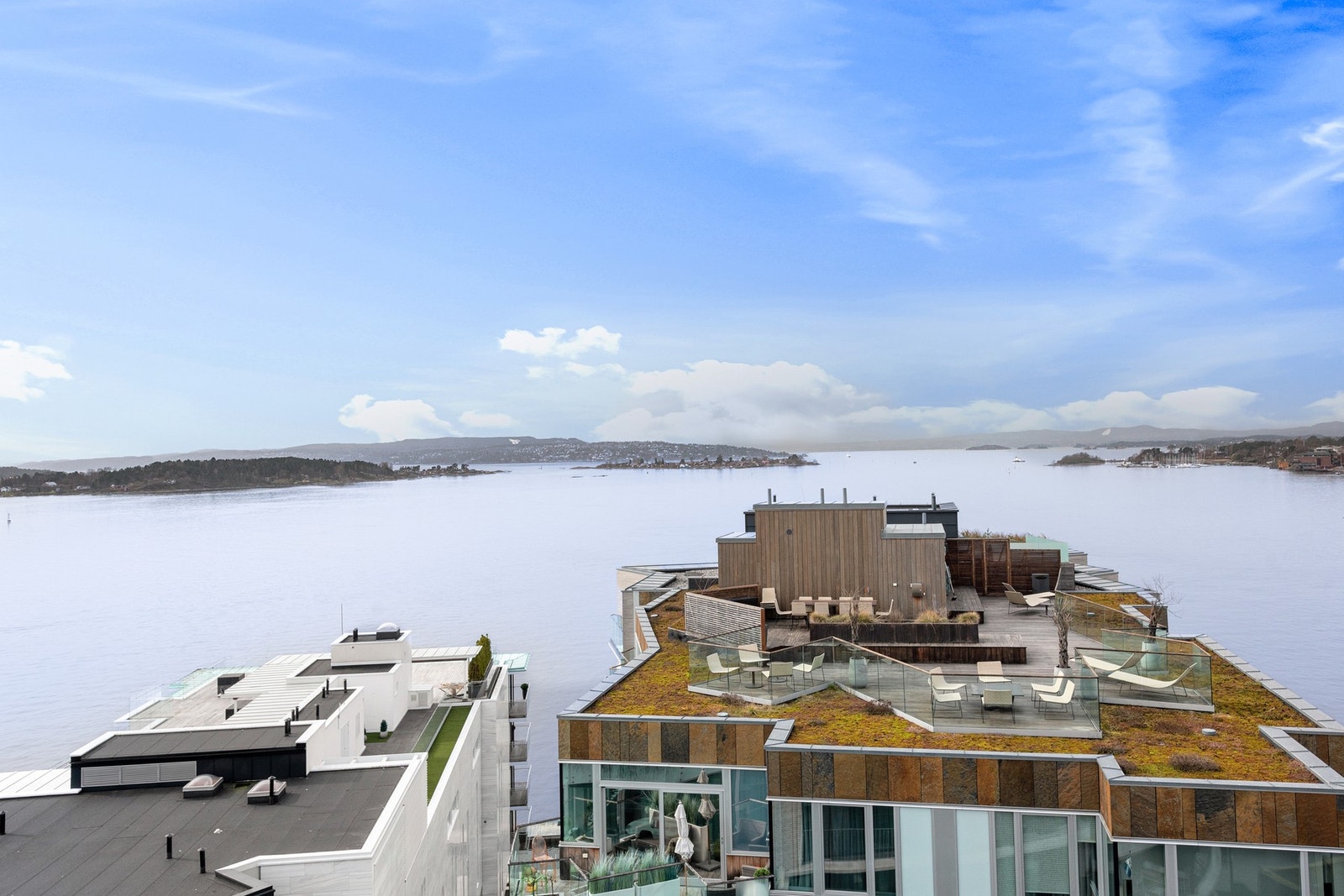 Båttrafikken på fjorden er nær og spennende, og skaper en levende utsikt under stadig endring. Galleribilde