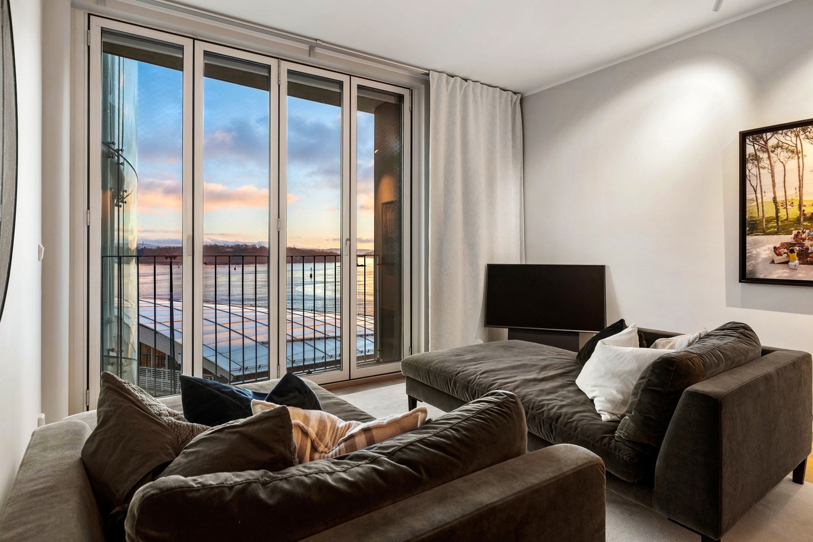 Alle vegger- og himlingsflater i oppholdsrommene og entré er malt i lyse og delikate fargevalg. Galleribilde