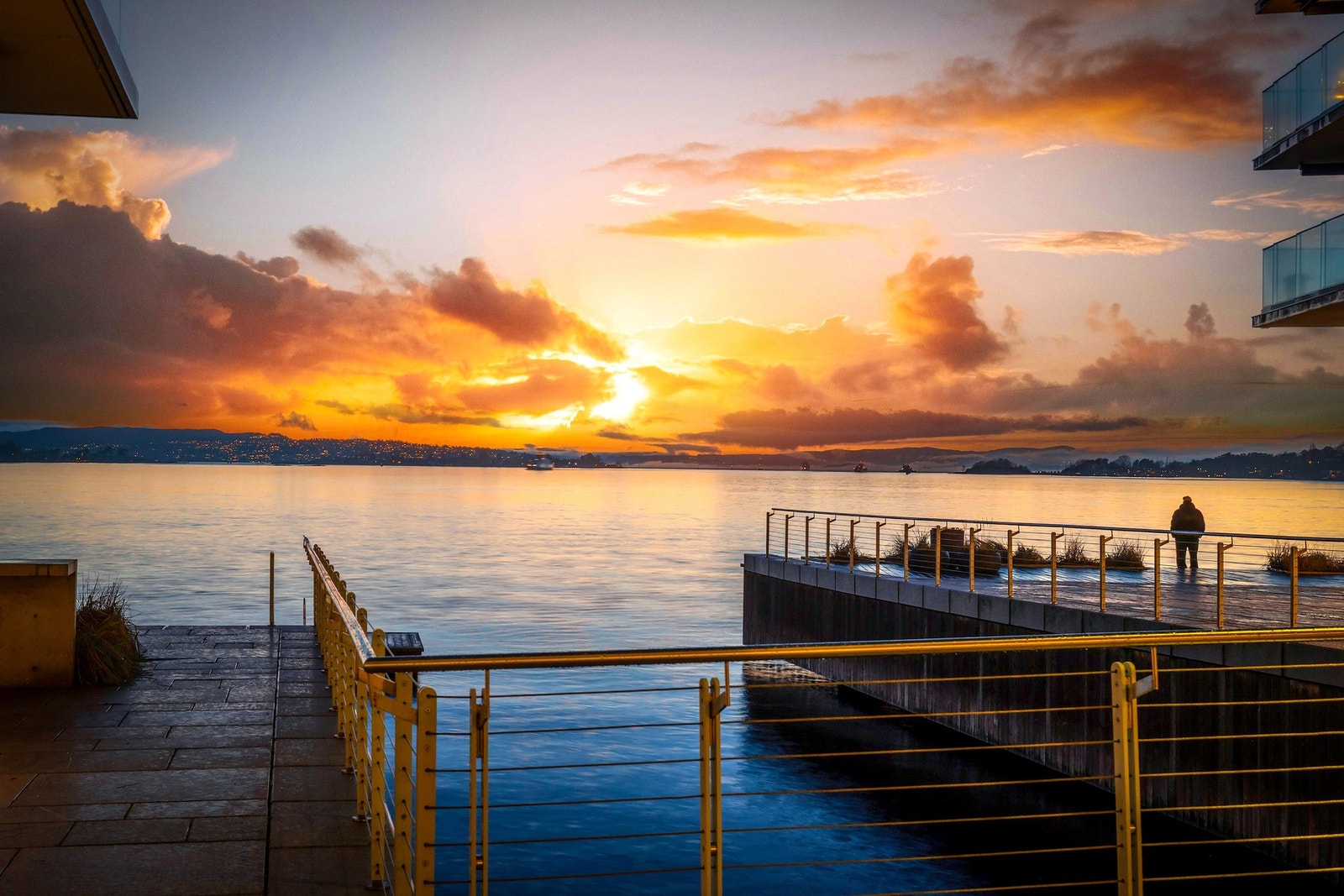 Tjuvholmen ligger nesten utenkelig flott til, som en bilfri oase midt i Oslofjorden - på hovedstadens flotteste tomt - med utallige fasiliteter samlet på ett og samme sted. Galleribilde