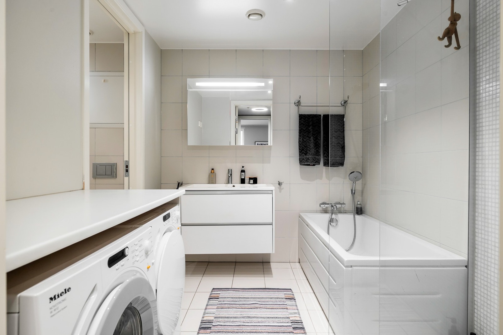 Det er elektriske varmekabler i gulv og balansert ventilasjon. Galleribilde