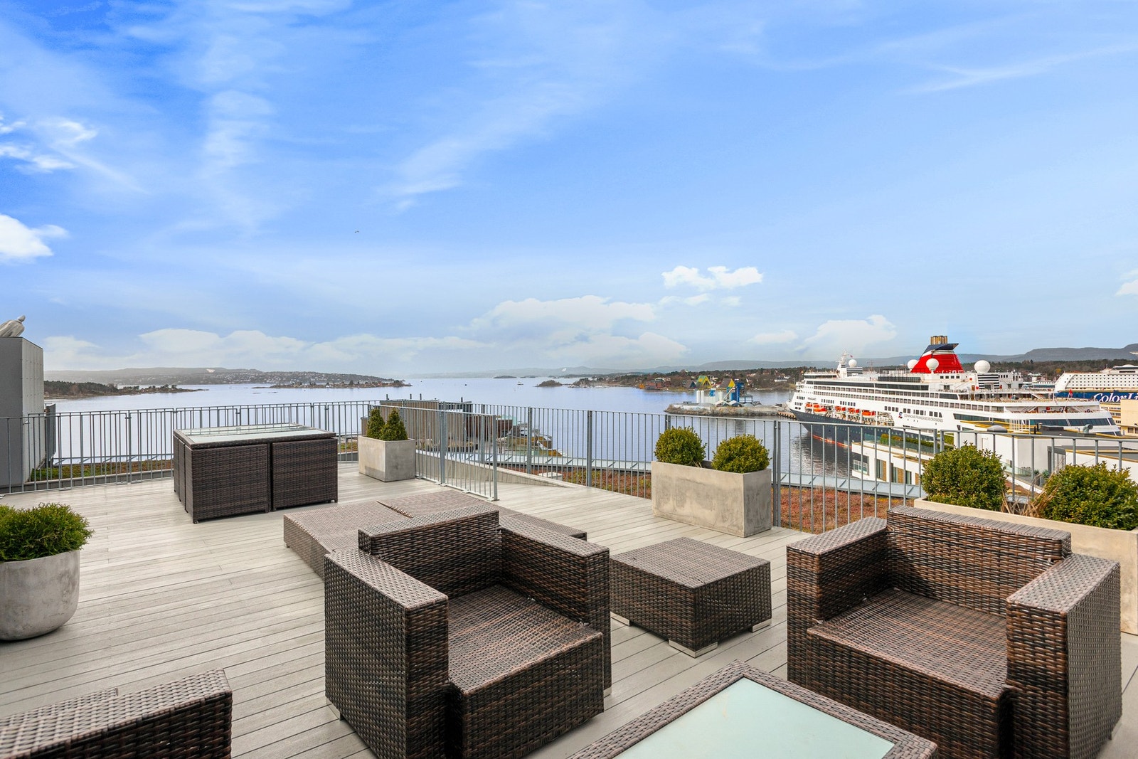 På toppen av bygget er det en flott takterrasse til glede for beboerne i sameiet. Her er det fantastisk utsikt og sol hele dagen! Galleribilde