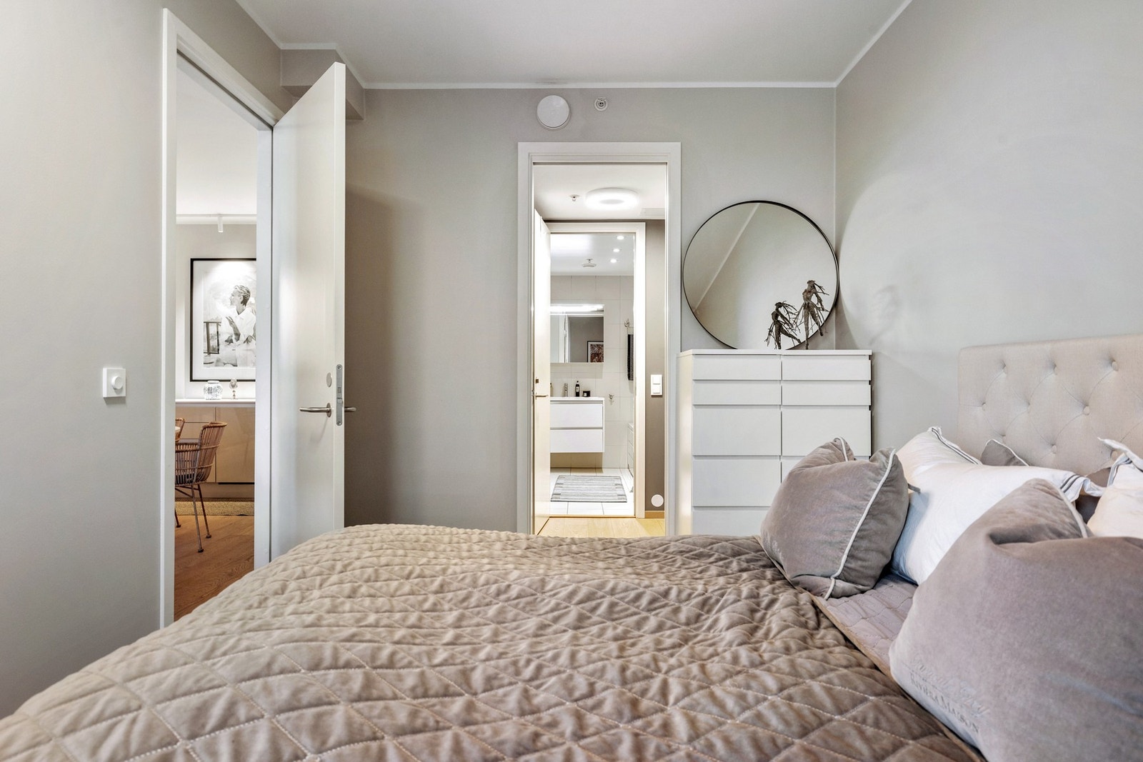 Soverommets overflater er malt i lyse og delikate fargevalg. I tillegg har rommet flott 1-stavs eikeparkett på gulvet. Galleribilde