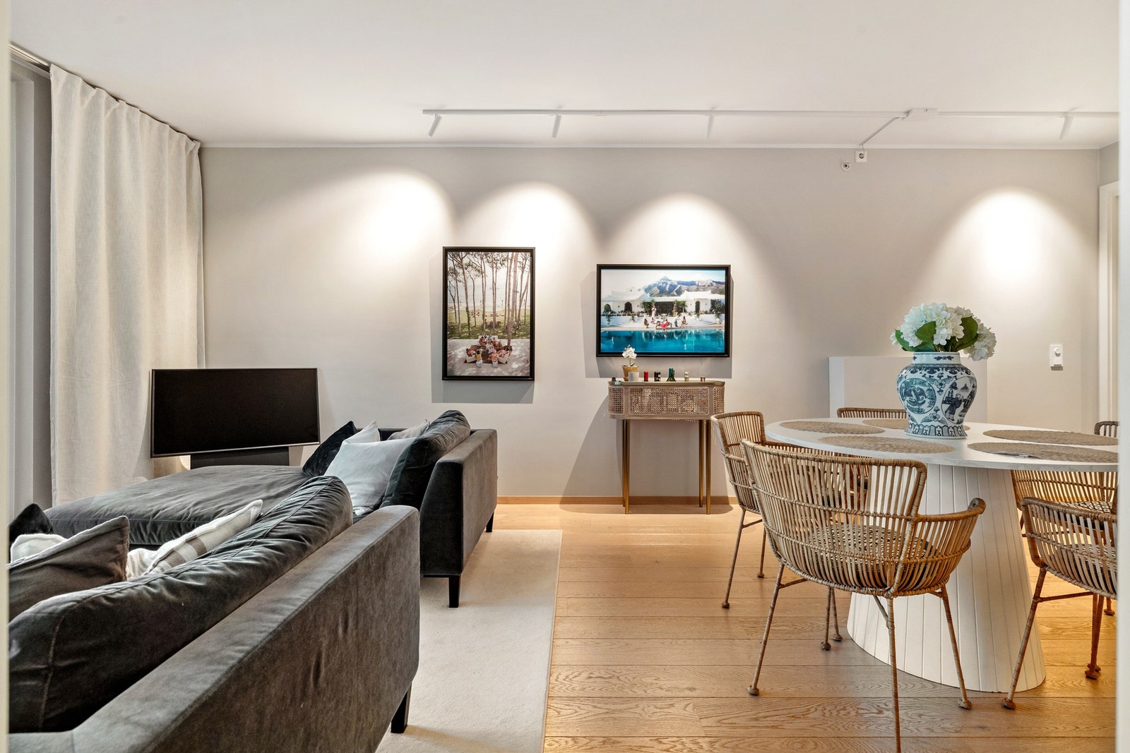 Stuen oppleves romslig og innbydende med himlingshøyde på over 2,6 meter, 1-stavs eikeparkett på gulv Galleribilde