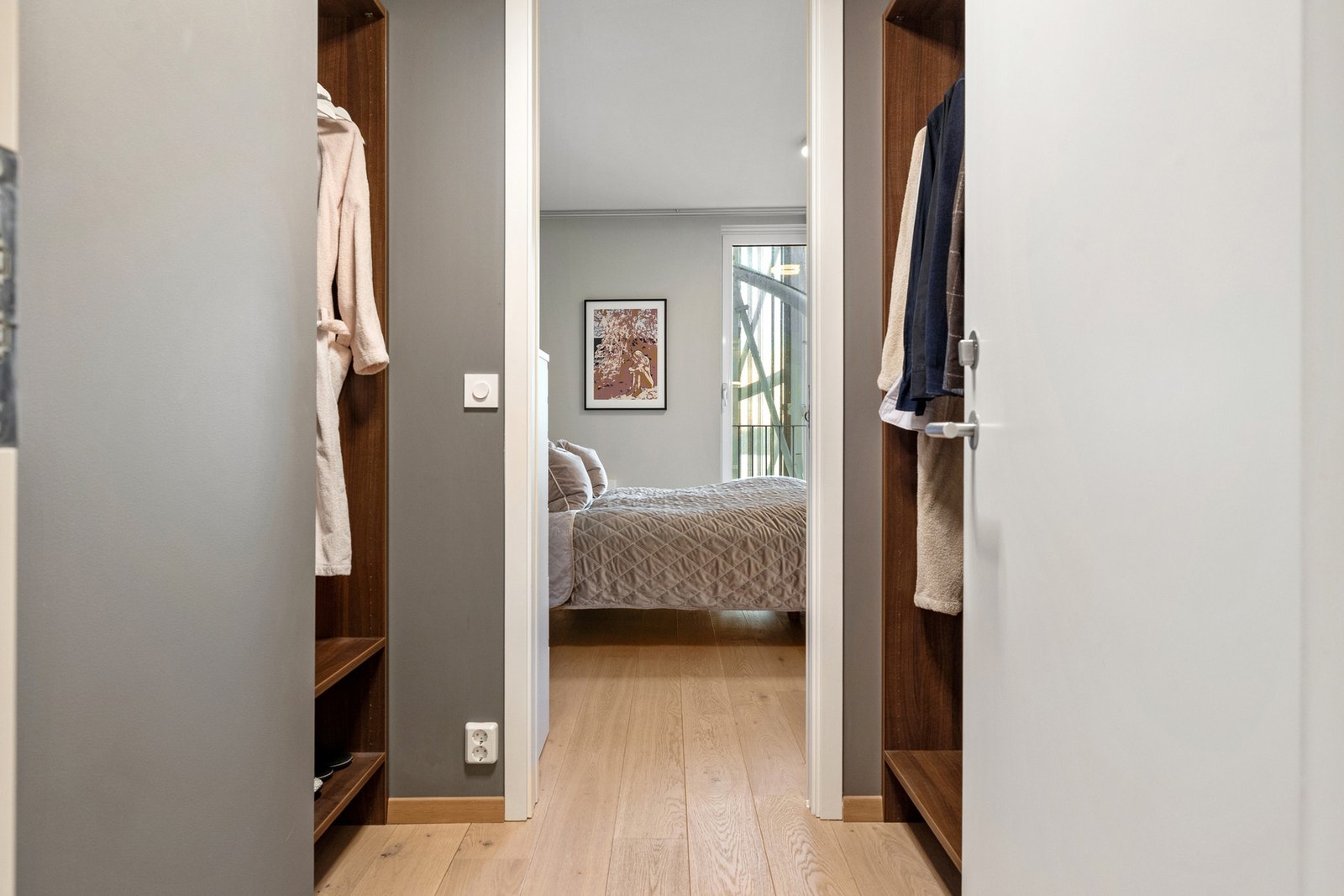 Mellom soverommet og badet er det et meget flott omkledningsrom. Galleribilde