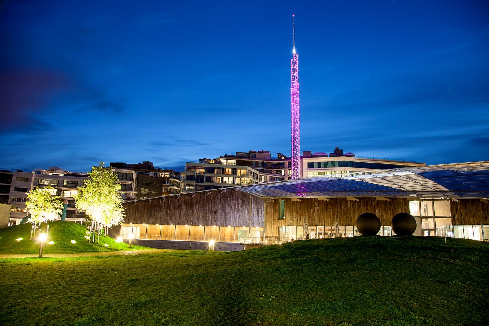 Bygget ligger midt på Tjuvholmens ytterste holme, og er tegnet av HBA Arkitekter Galleribilde