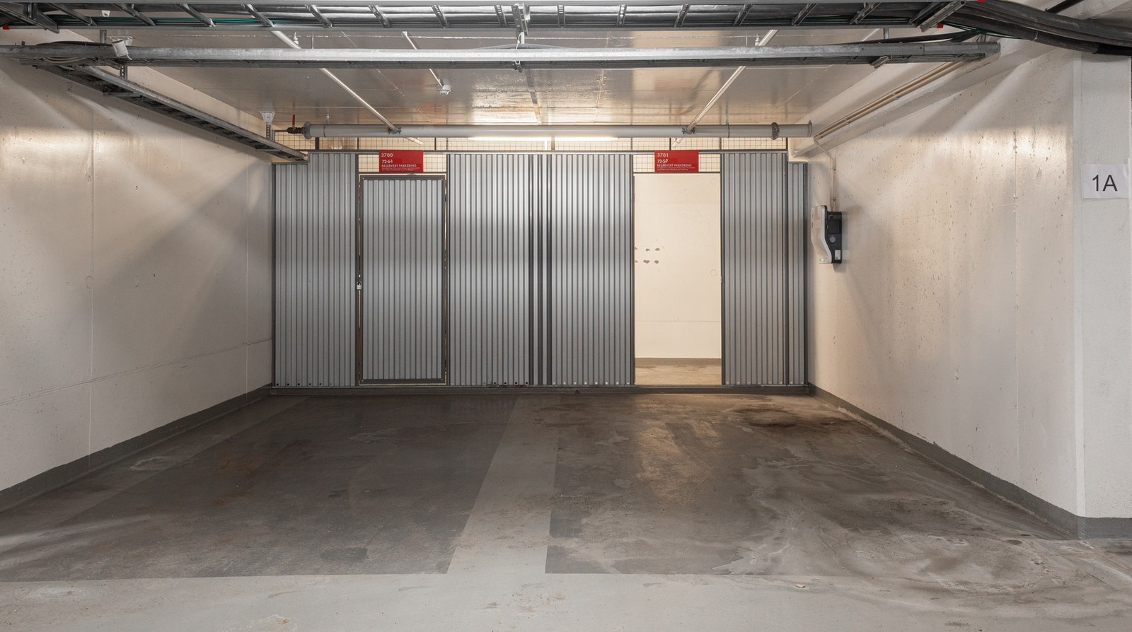 Det medfølger en bod og en garasjeplass i felles garasjeanlegg. Boden er på ca 5 kvm. Det er også montert elbillader på garasjeplassen, hvor man kan tegne ladeabonnement med leverandøren "MER". Galleribilde