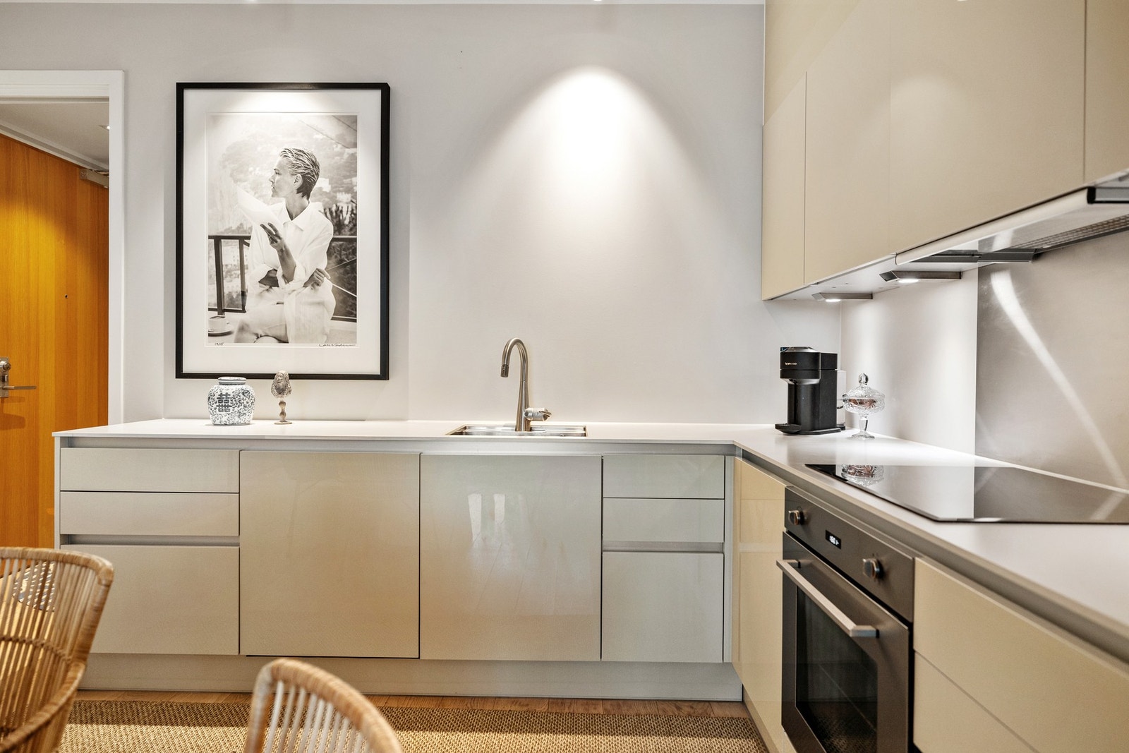 Av hvitevarer medfølger integrert induksjonstopp, stekeovn, oppvaskmaskin og kombiskap. Under overskapene er det godt med belysning og over kokesonen er det ventilator med avtrekk via sentralt avtrekksanlegg i bygget. Galleribilde