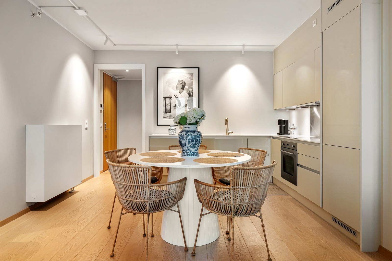 Spiseavdelingen er fin plasert i tilknytning til kjøkkenet Galleribilde