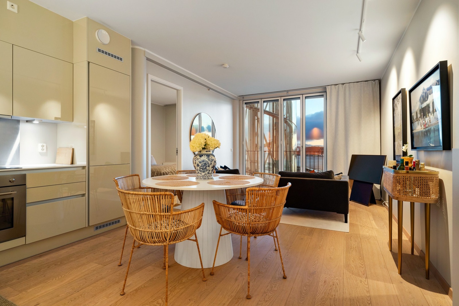 Leiligheten er på 56 kvm og har en god planløsning med store luftige rom. Galleribilde