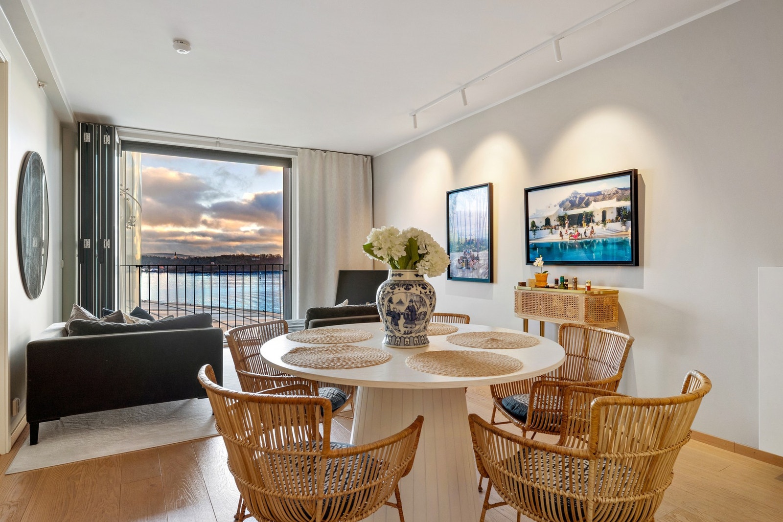 En lys og moderne selveierleilighet med nydelig fjordutsikt, garasjeplass, og attraktiv beliggenhet på Tjuvholmen. Galleribilde