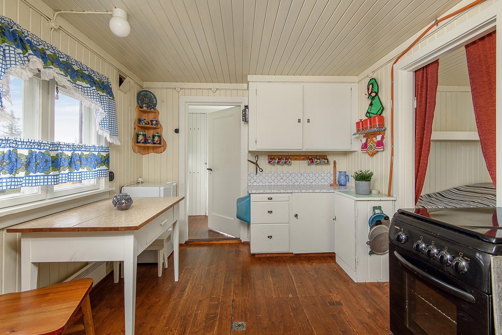 Enkel innredning med skap og skuffer for oppbevaring. Hvitmalte fronter. Galleribilde