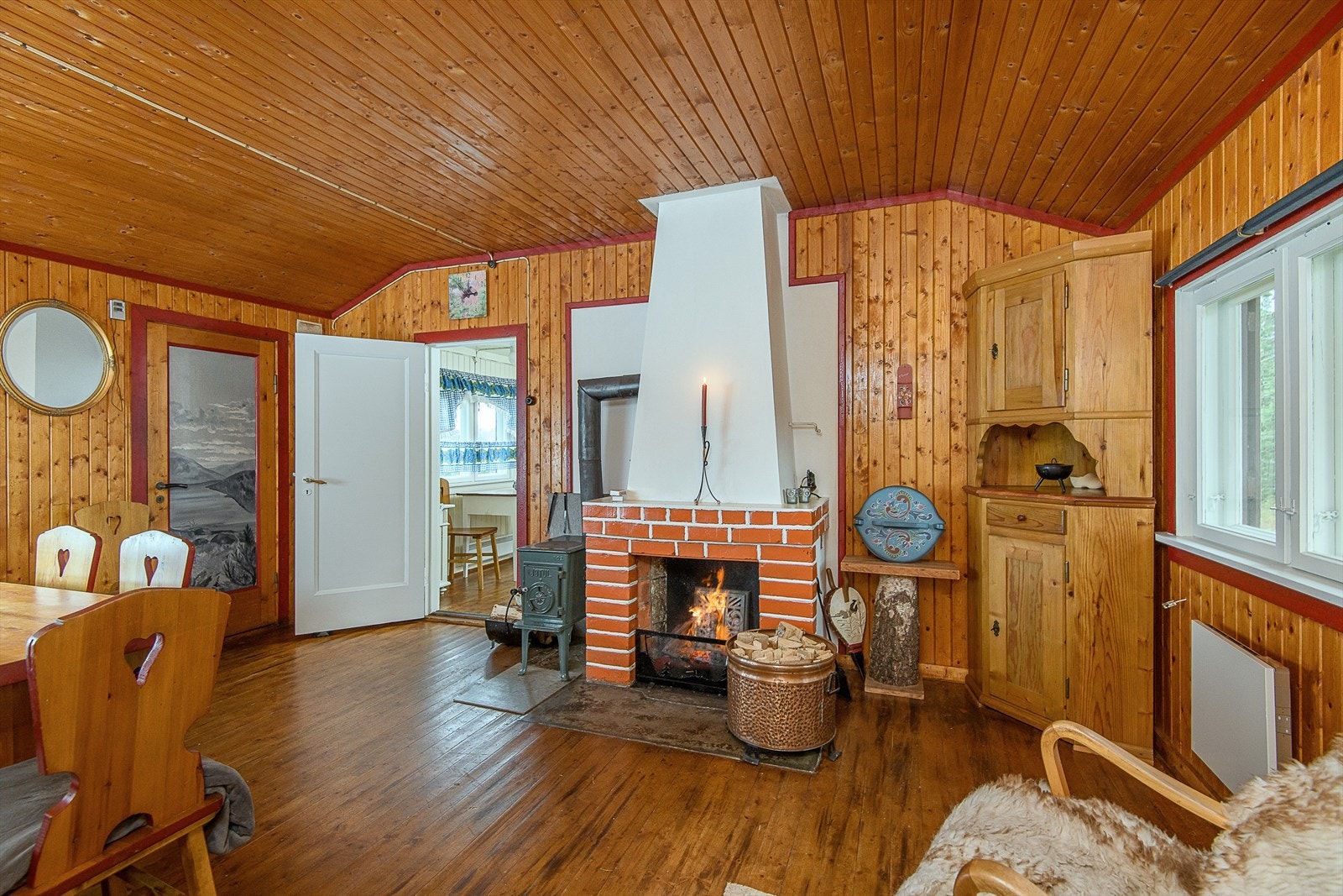 Panelte vegger, himling og gulv. Dør fra stue og inntil kjøkken. Galleribilde