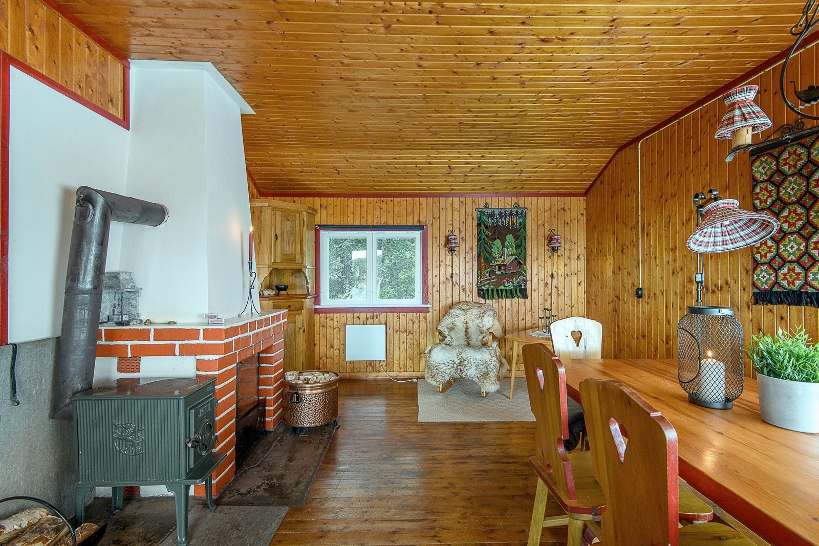 Stue med peis og vedovn. Galleribilde