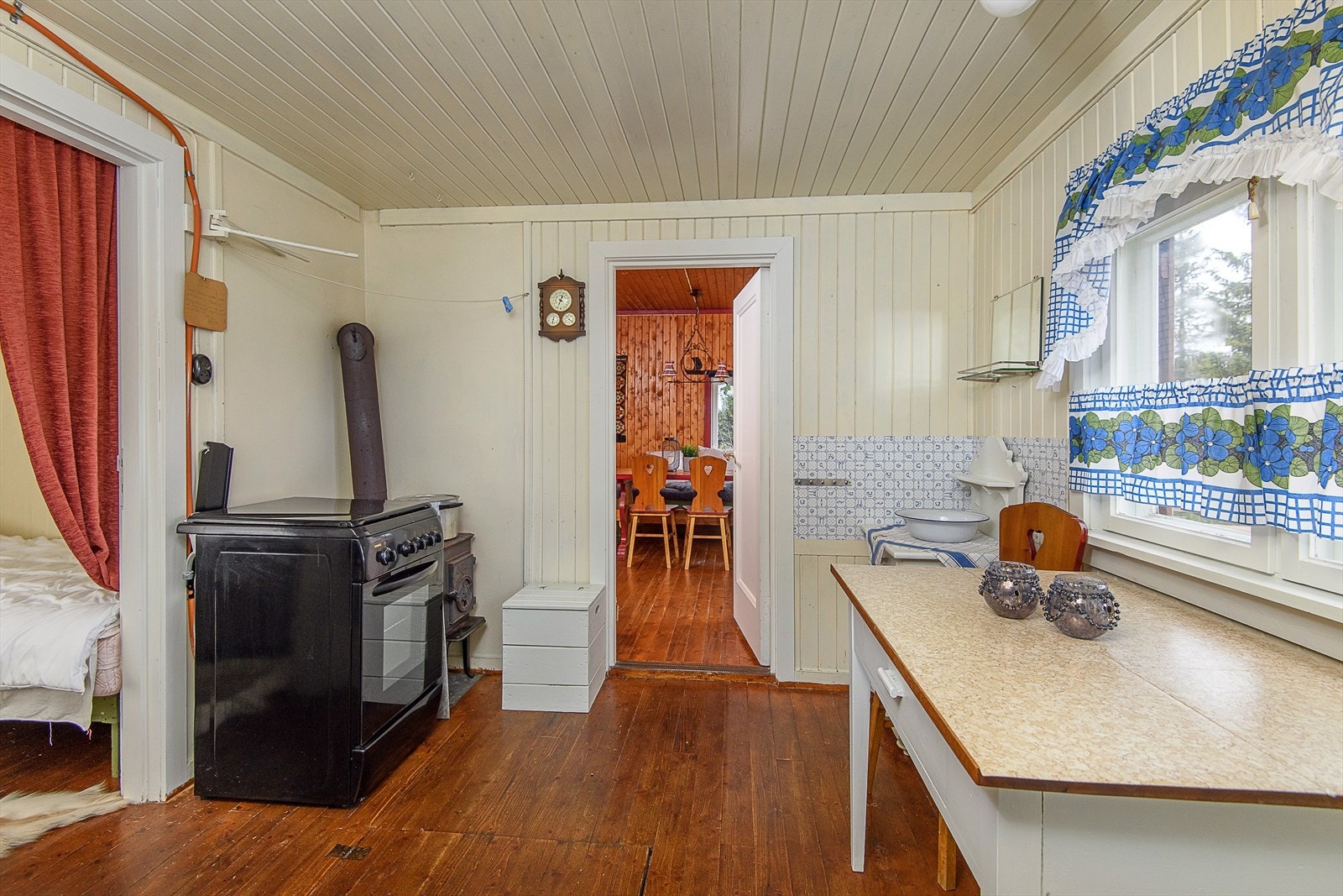 Enkelt kjøkken med nostalgisk sus. Lysmalte vegger og tak. Galleribilde