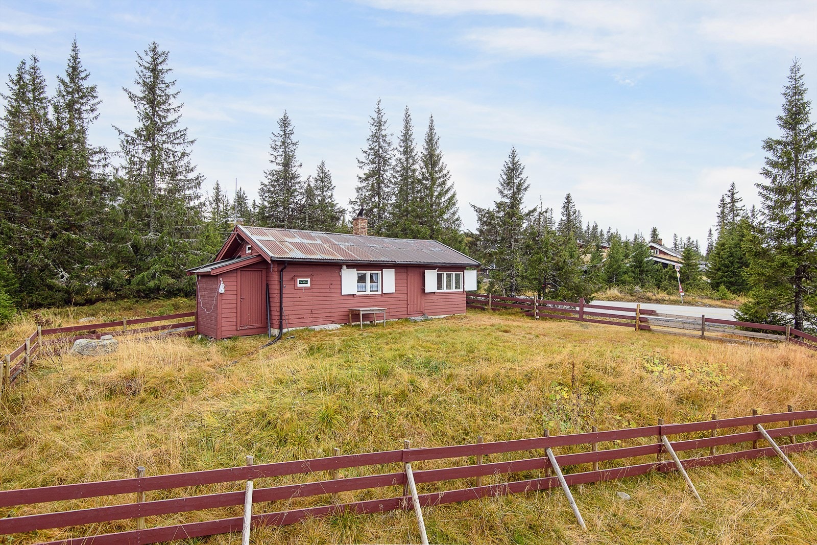 Hytta ligger like før du kommer til sentrum av Sjusjøen, med kort gangavstand til alt av servicefasiliteter. Galleribilde