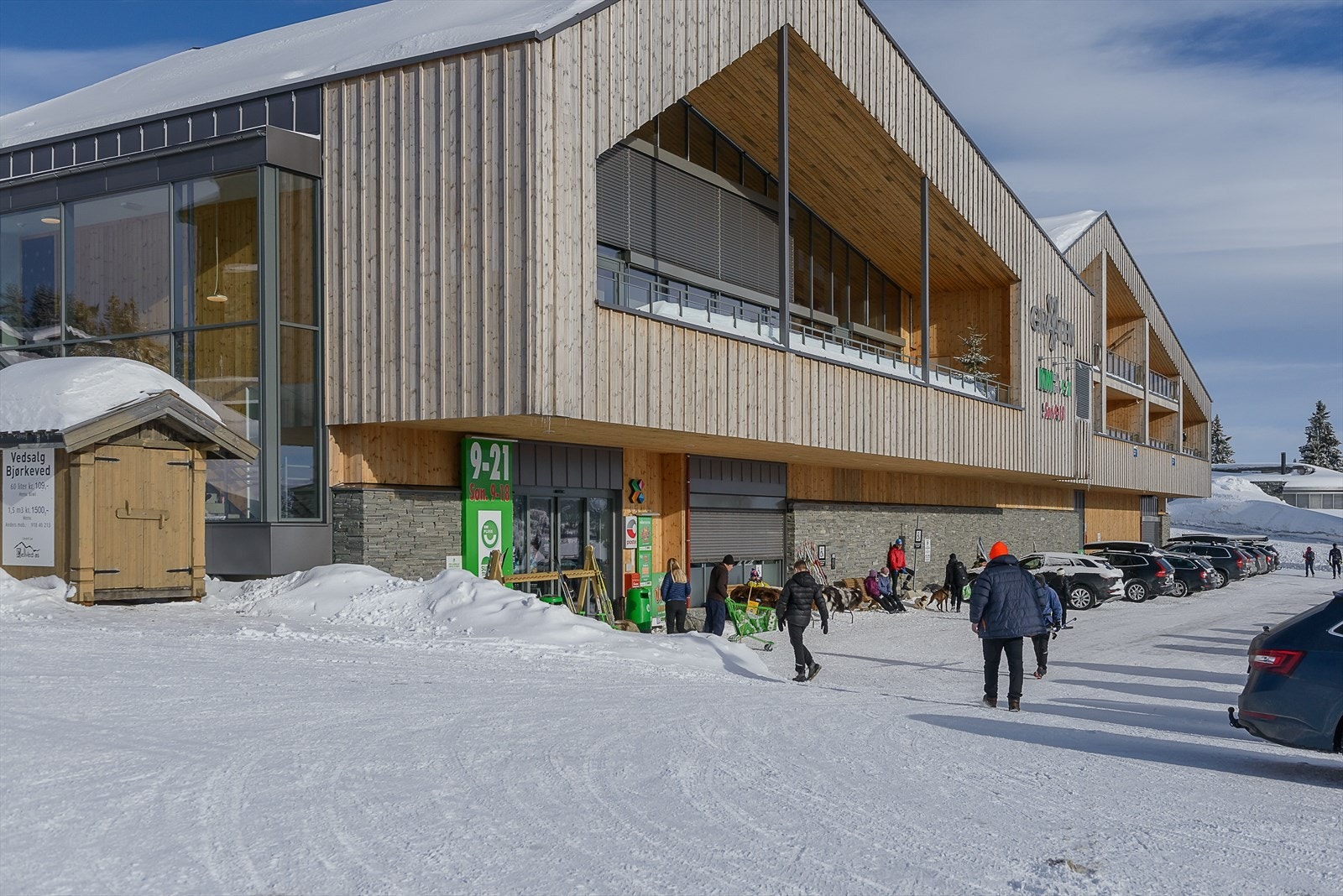 Kort og trygg gangavstand til sentrum med stor dagligavare, serveringssteder og sportsforretning. Galleribilde