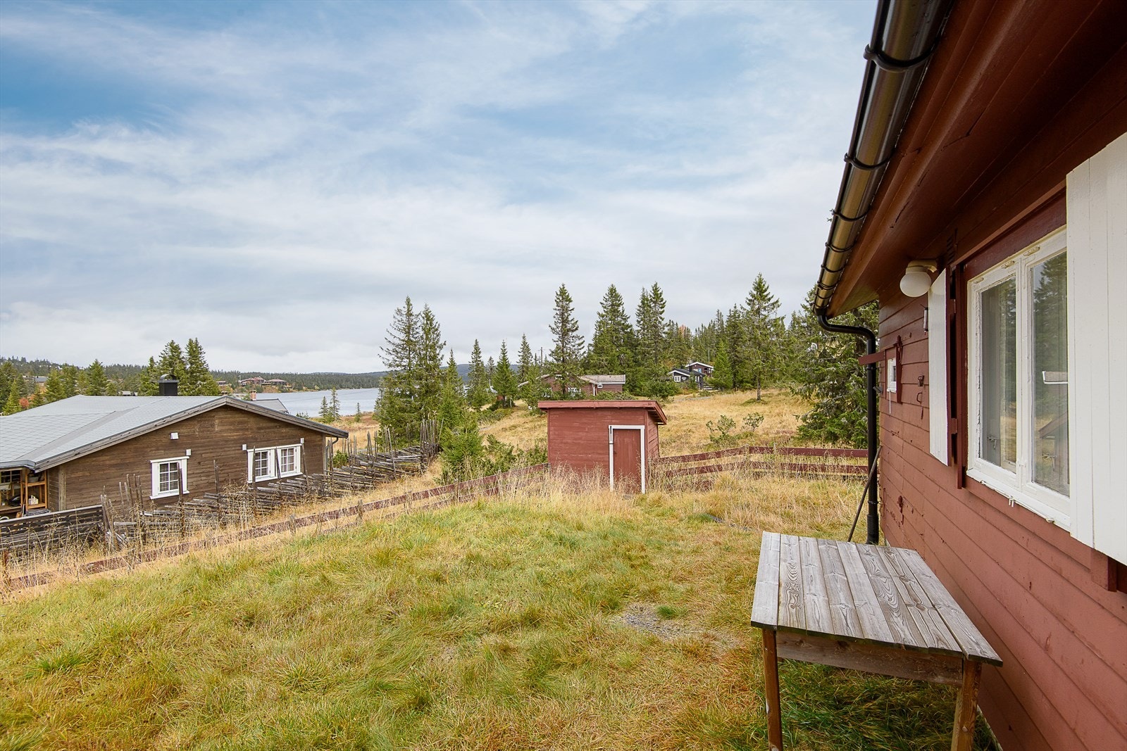 Velkommen til Sjusjøen-Brøttum 1142! Enkel, eldre hytte på svært sentral og eiet tomt. Fin utsikt mot vannet. Foto: Lars Marius Bækkevold. Galleribilde