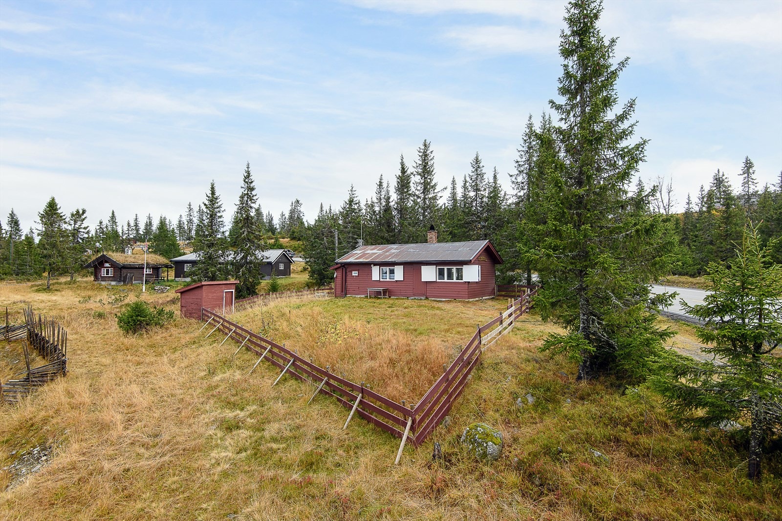 Her er det kort gangavstand til alt av servicefasiliteter. Umiddelbar tilgang til skiløypa vinterstid og Trivselsplassen med bademuligehter og klatrestativ ligger et steinkast unna. Galleribilde