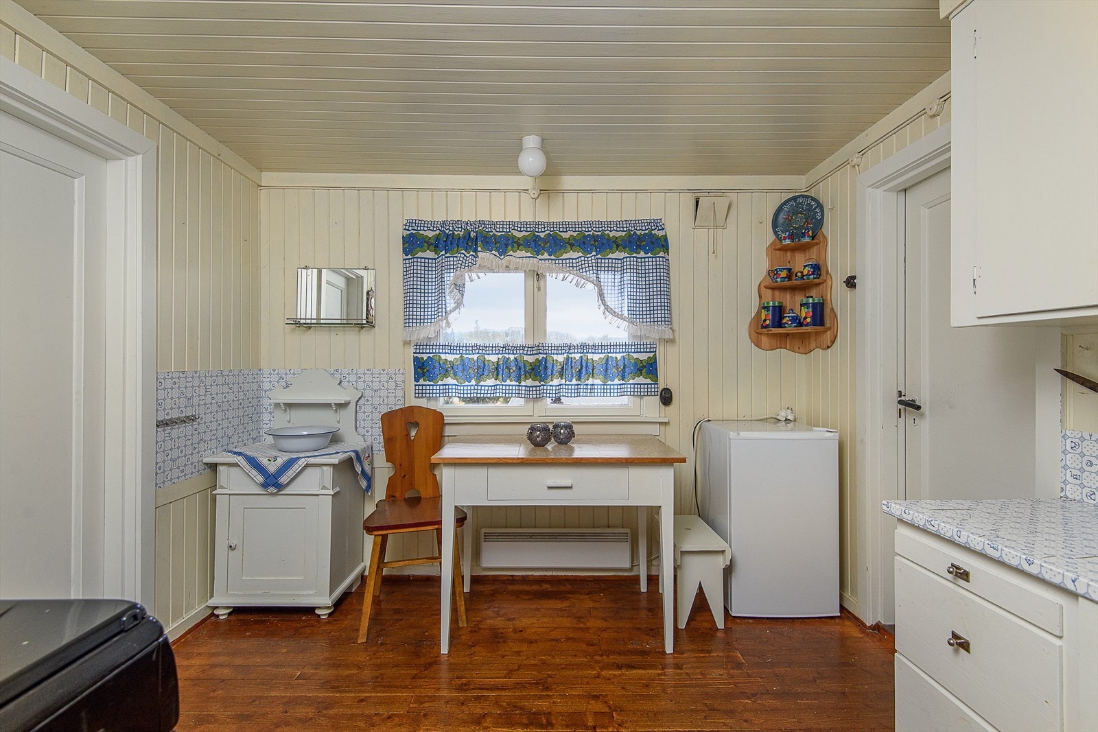 Plass til kjøkkenbordet under vinduet. Galleribilde