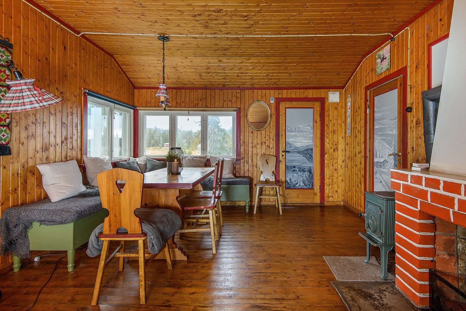 Fint naturlig lys inn i rommet gjennom vinduene. Galleribilde