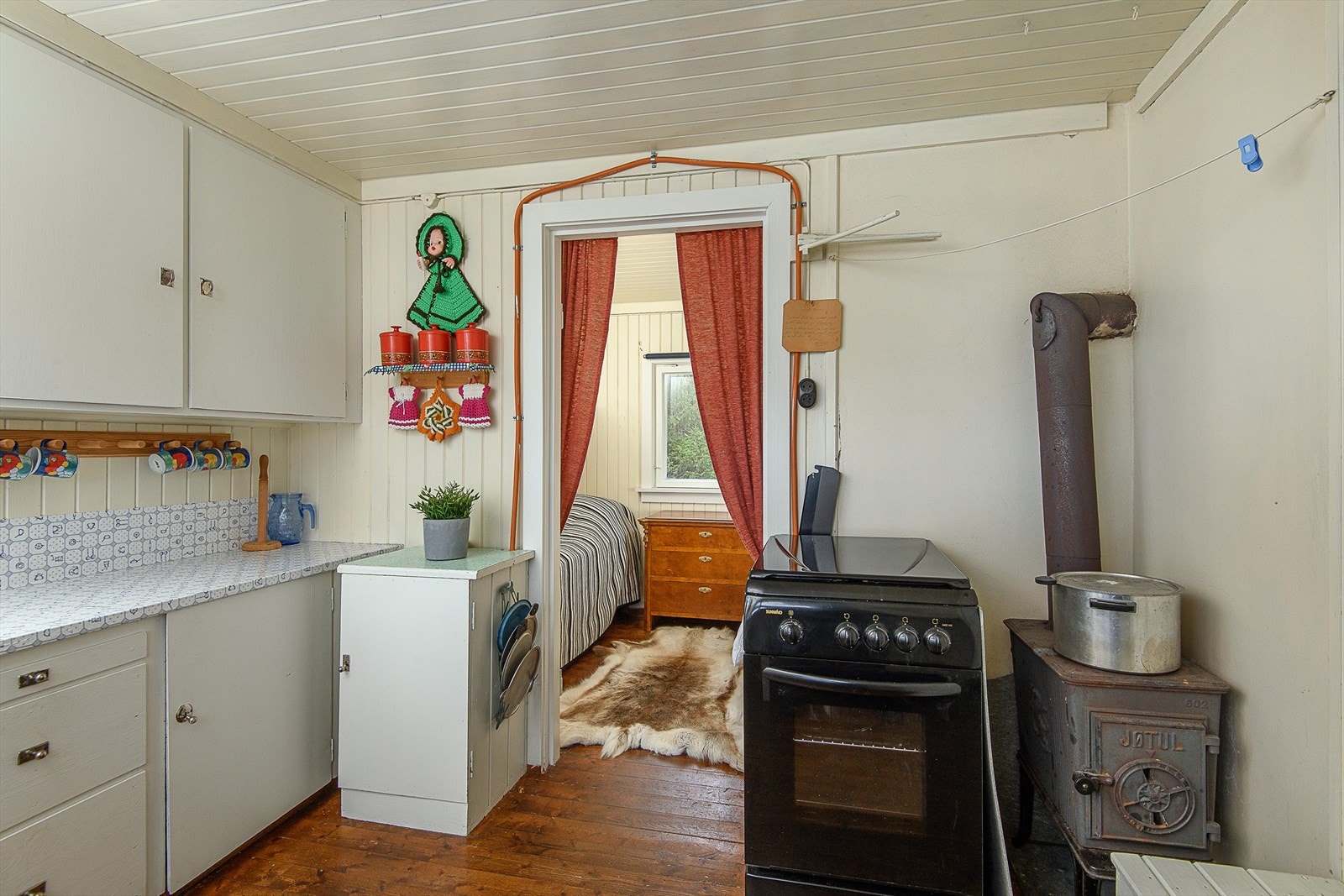 Vedovn for oppvarming på kjøkkenet. Adkomst inn til soverom. Galleribilde