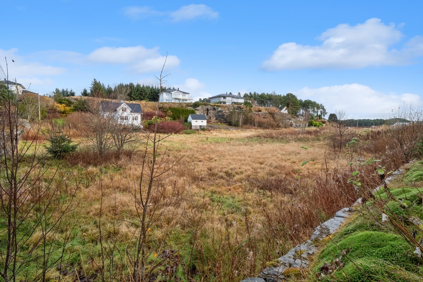 Tomten har en solrik, vestvendt beliggenhet på Angeltveit med kort avstand til Ågotnes. Galleribilde