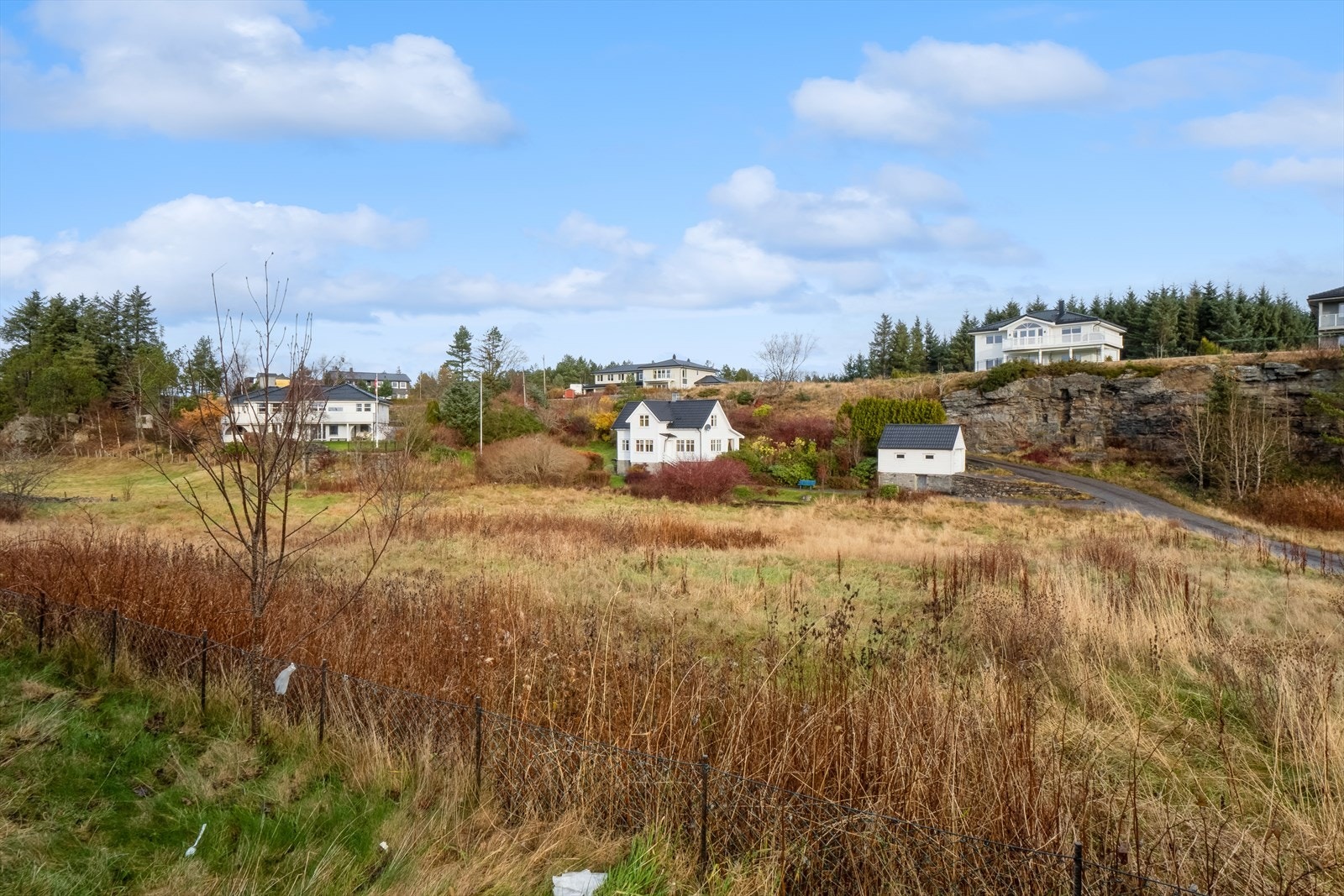 Eiendommen har en attraktiv og sør-vestvendt beliggenhet i et rolig og familievennlig område. Galleribilde