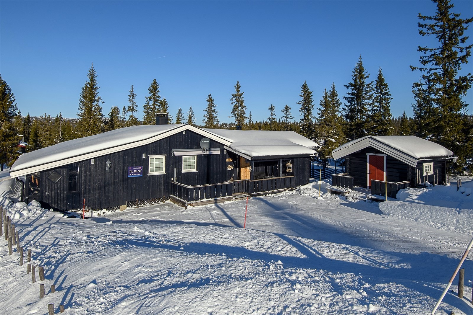 Separat anneks/bod på eiendommen er med på å danne et hyggelig tun. God plass til å parkere bilen innenfor gjerdet. Galleribilde