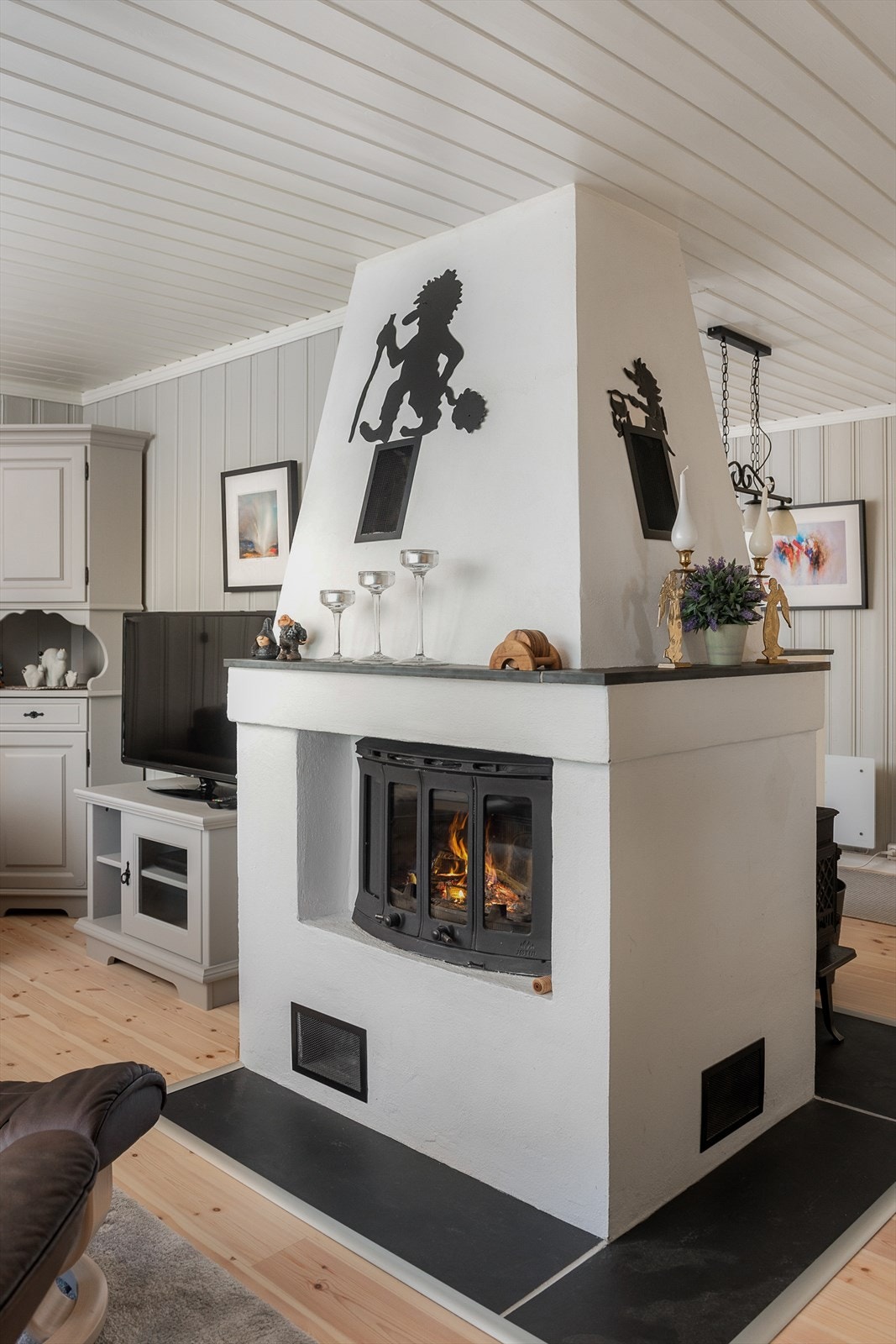 Den fine peisen blir et blikkfang i stua. Denne sørger for både god varme og den rette stemningen på de kaldeste dagene. Galleribilde