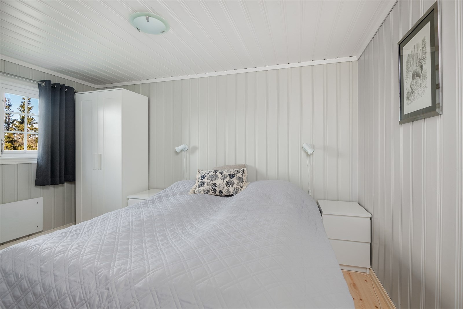 Soverom 1 er malt i lyse farger og er innredet med dobbeltseng. Galleribilde