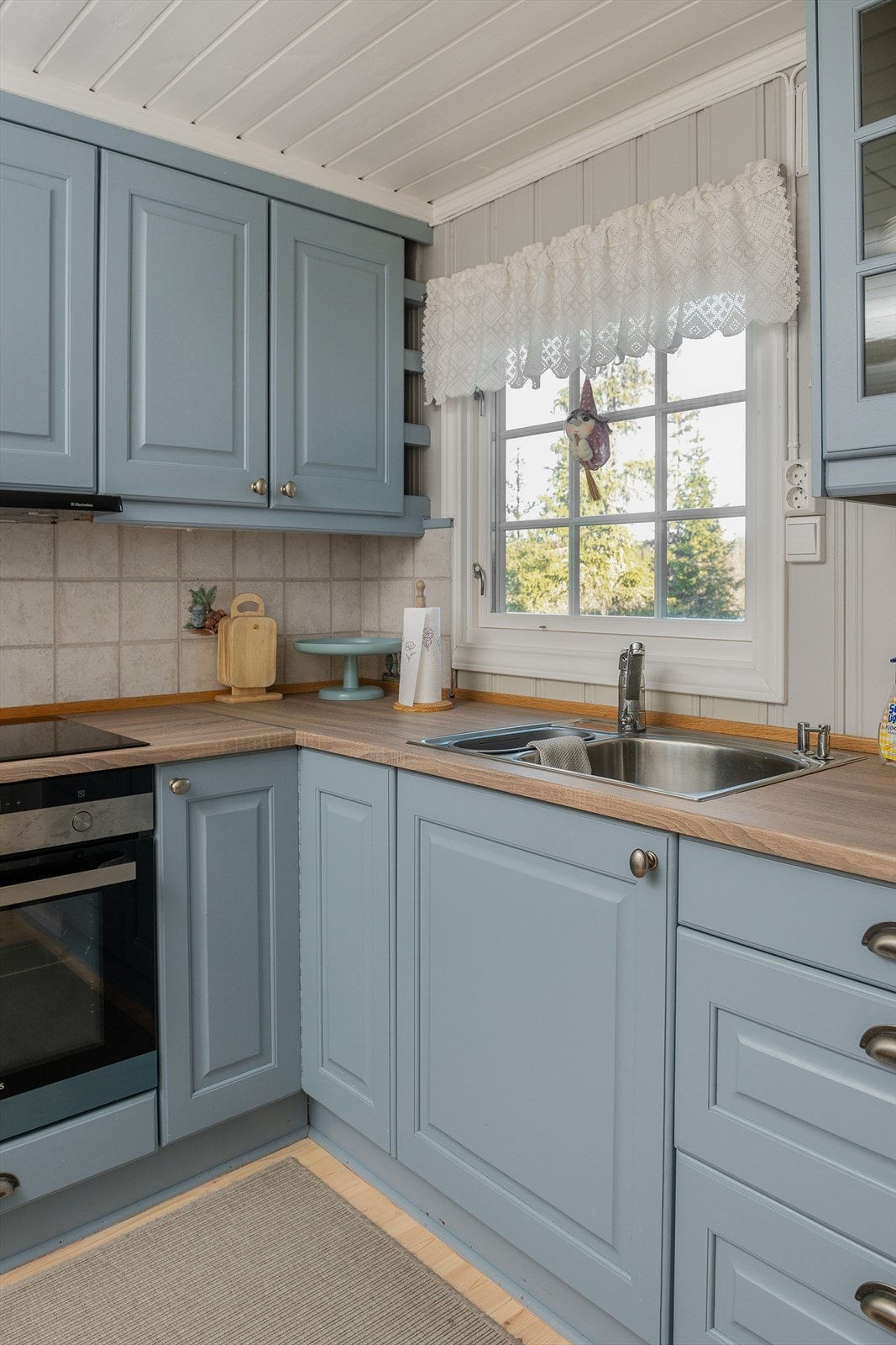 Koselig med vindu over kjøkkenbenken. Integrert komfyr med avtrekk over. Galleribilde