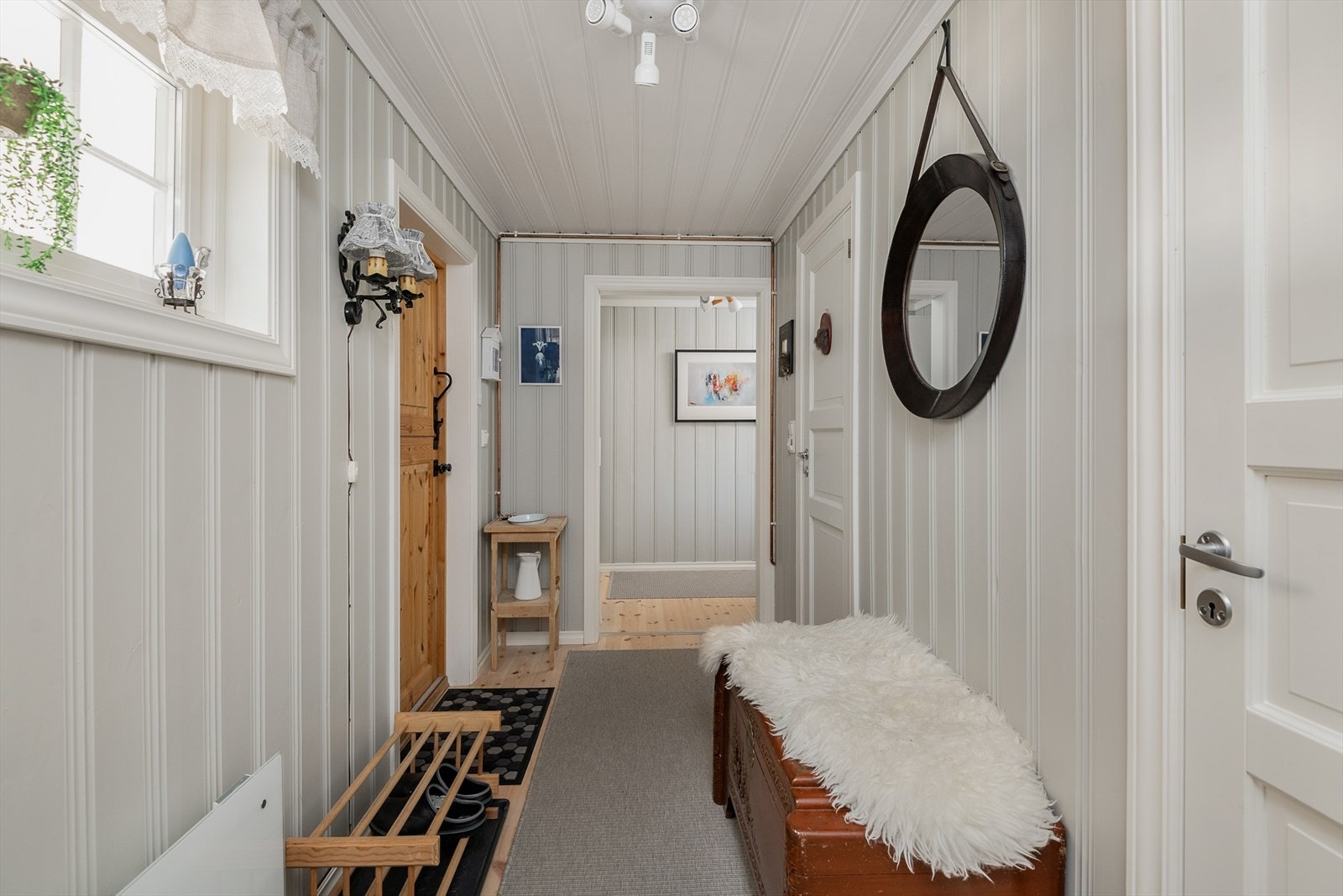 Fra gangen er det også adkomst til badet og 2 av soverommene. Galleribilde