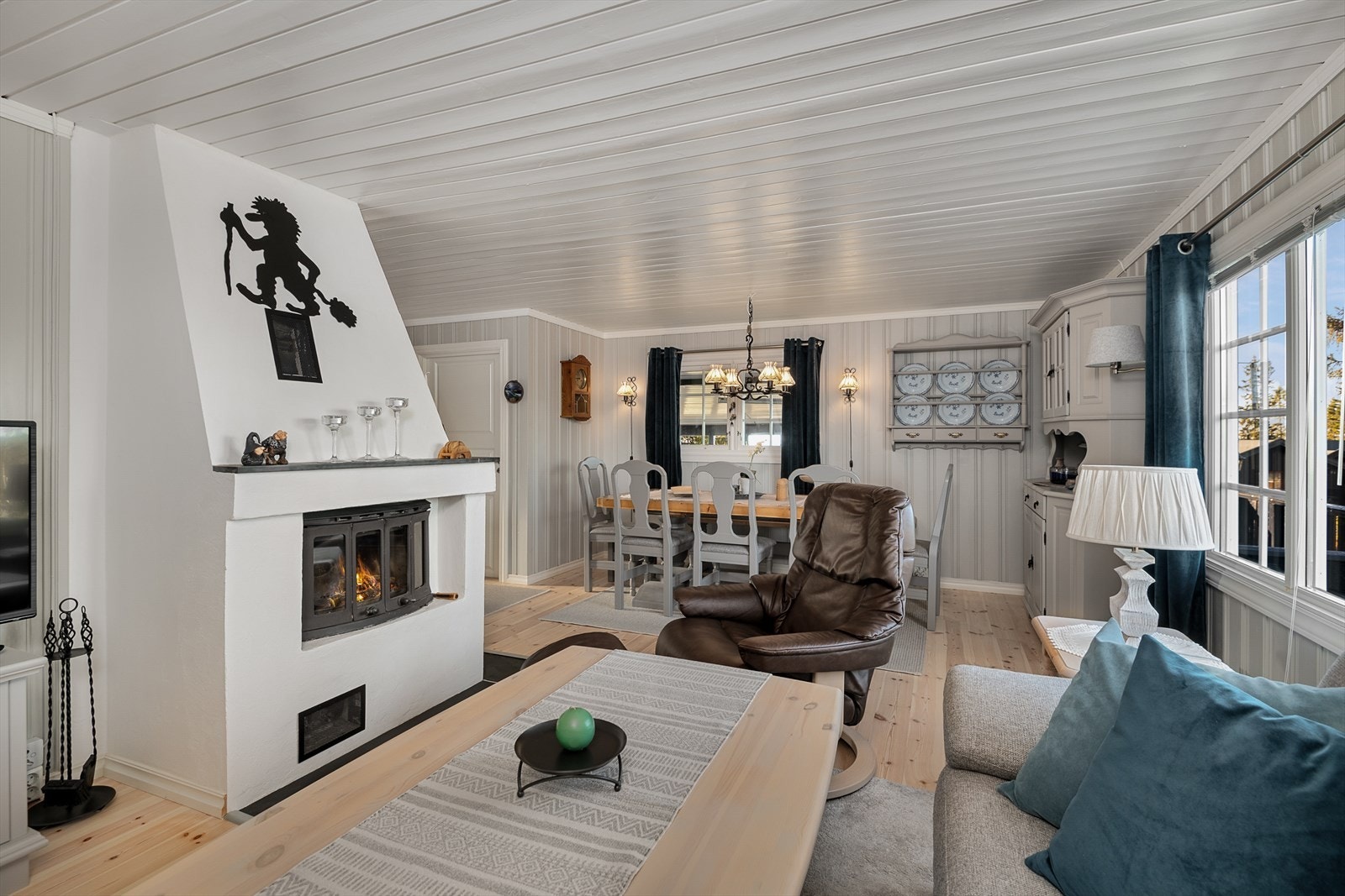 Det er god plass til både salong og spisebord i stua. Galleribilde