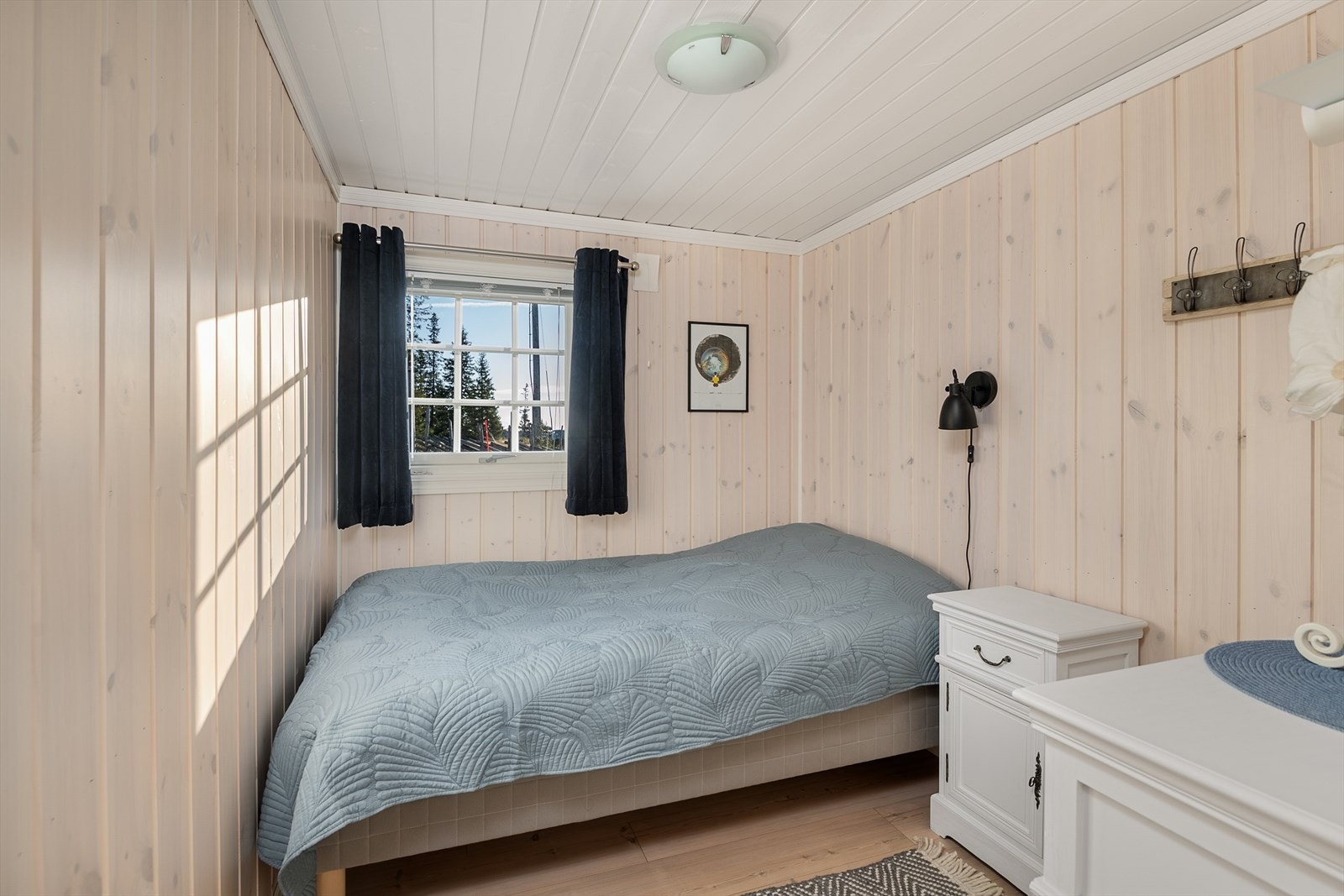 Soverom 4 er også innredet med dobbeltseng. Plass til møbler for oppbevaring. Galleribilde