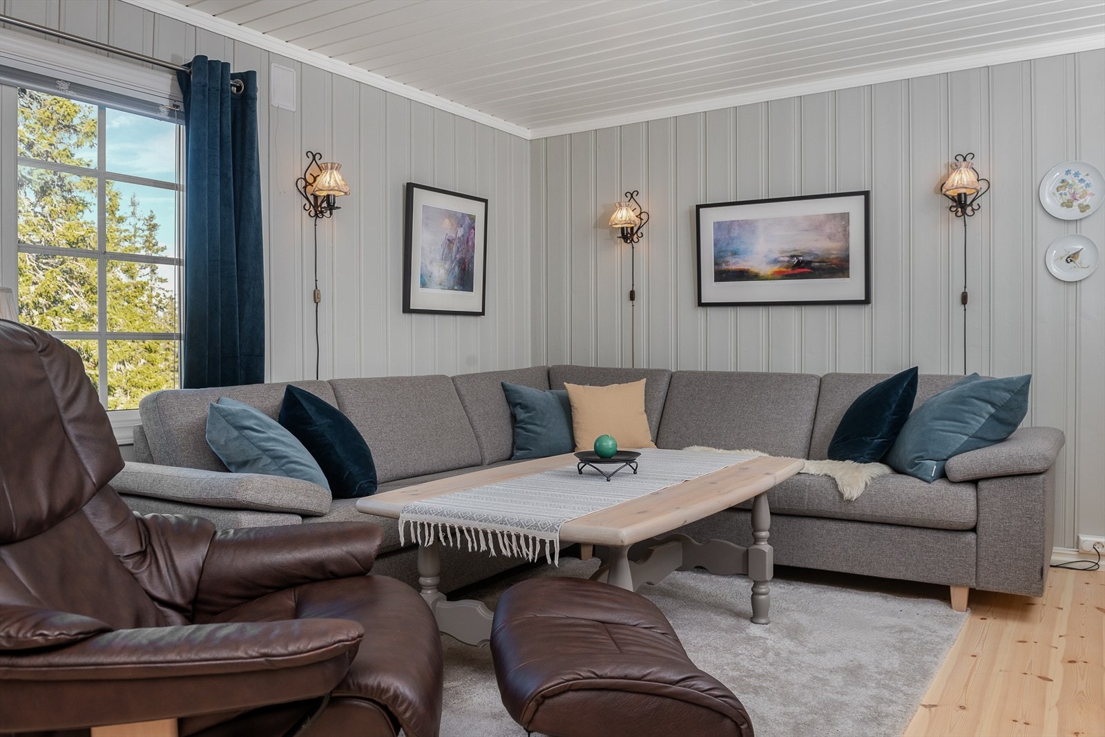 Det kommer fint naturlig lys inn i rommet gjennom de store vindusflatene. Galleribilde