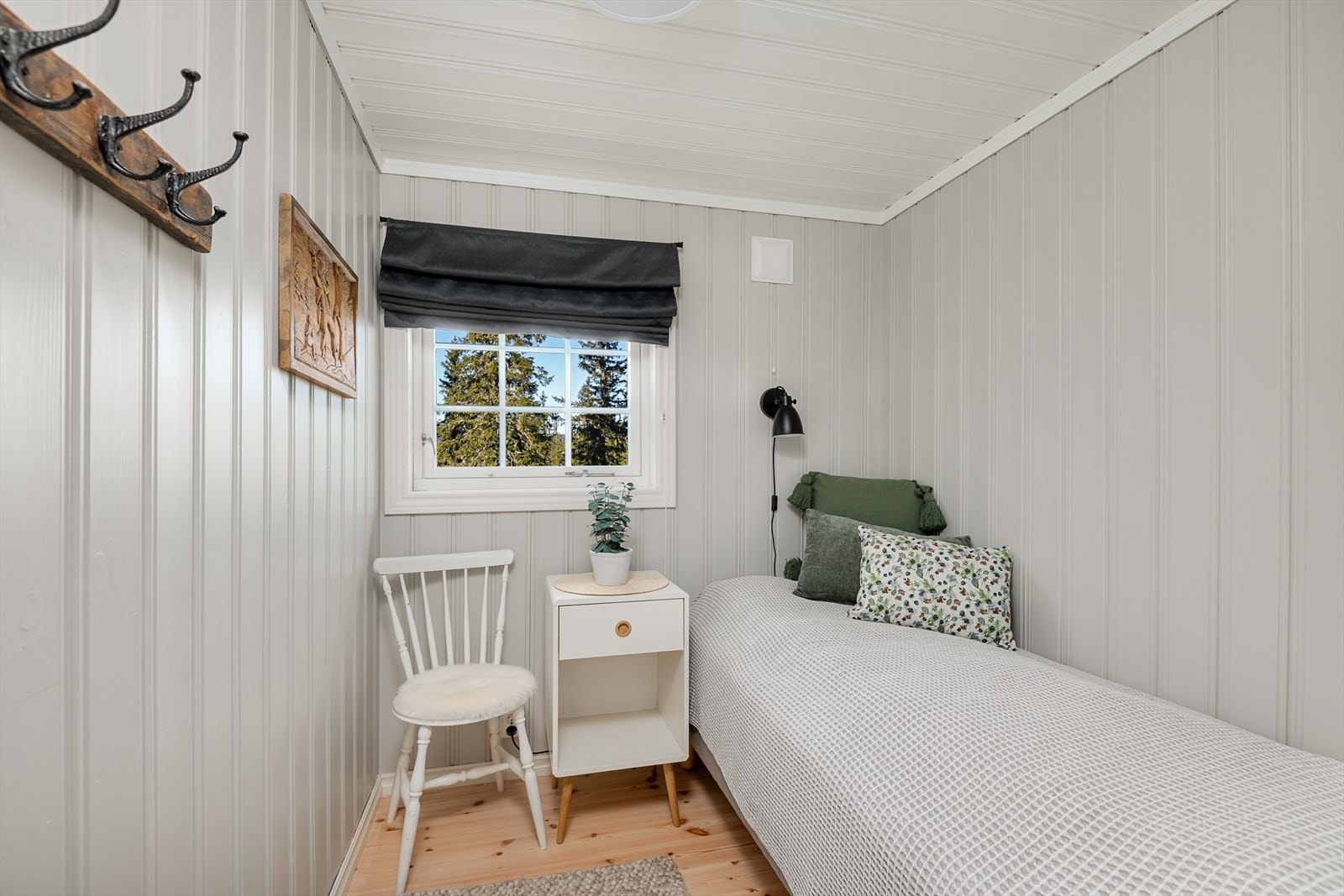 Soverom 2 er innredet med enkeltseng. Også her er vegger og tak malt i lyse og tidløse farger. Galleribilde
