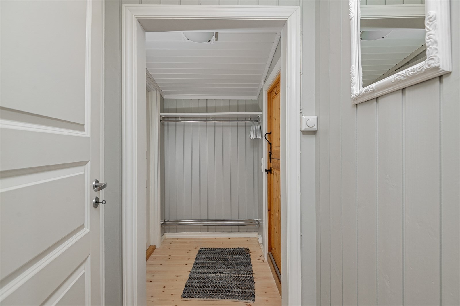 Det er rikelig med både garderobe-og bodplass i hytta. Galleribilde