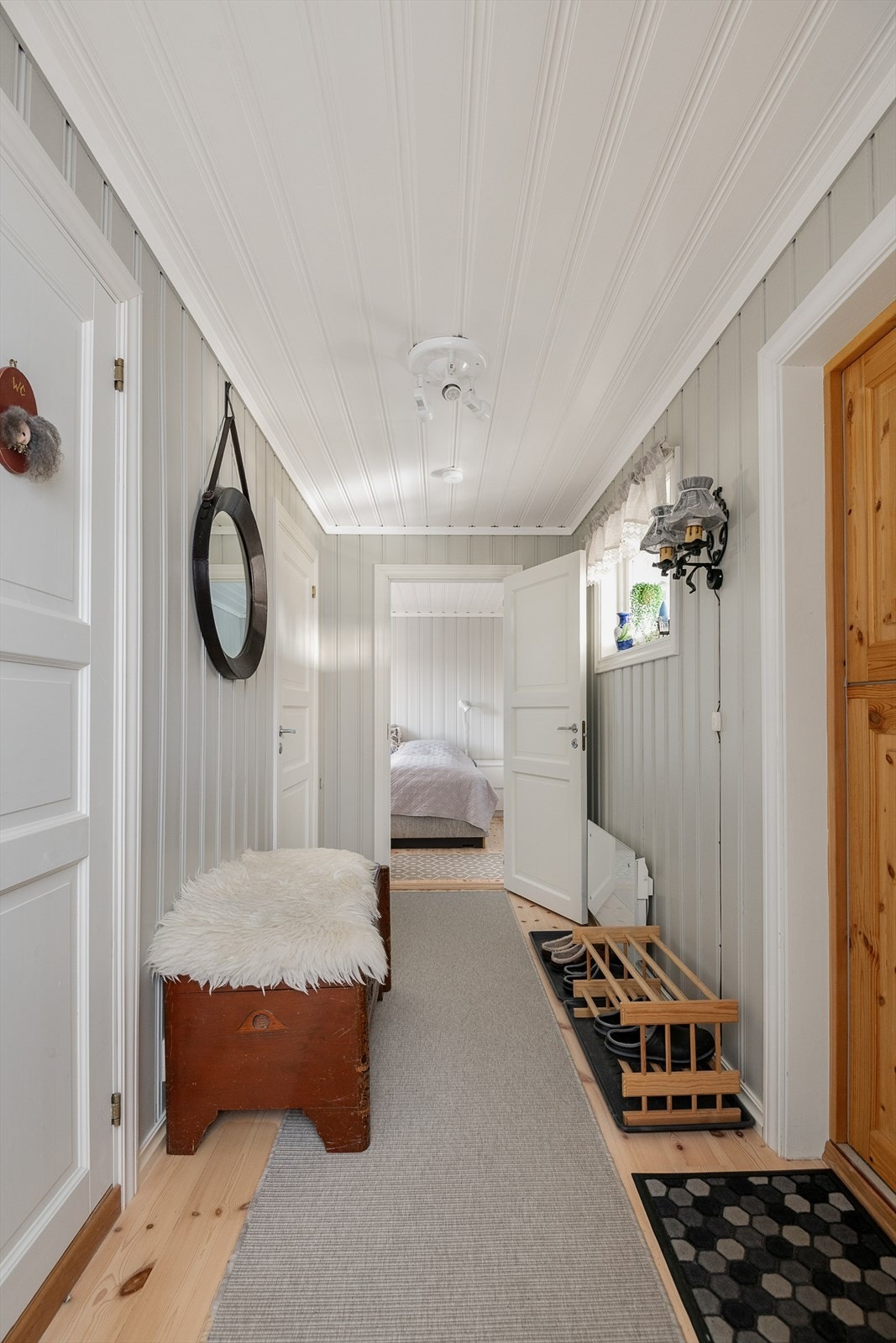 Soveromsgang med med muligheter for oppbevaring av yttertøy og sko. Galleribilde