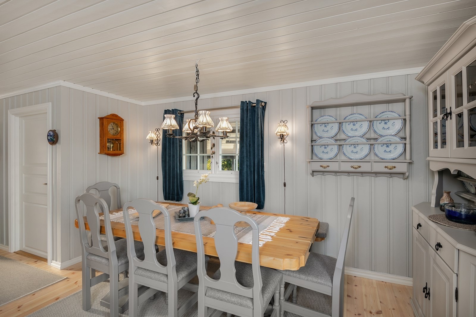 Koselig å samle familie og venner til felles måltider rundt langbordet. Galleribilde